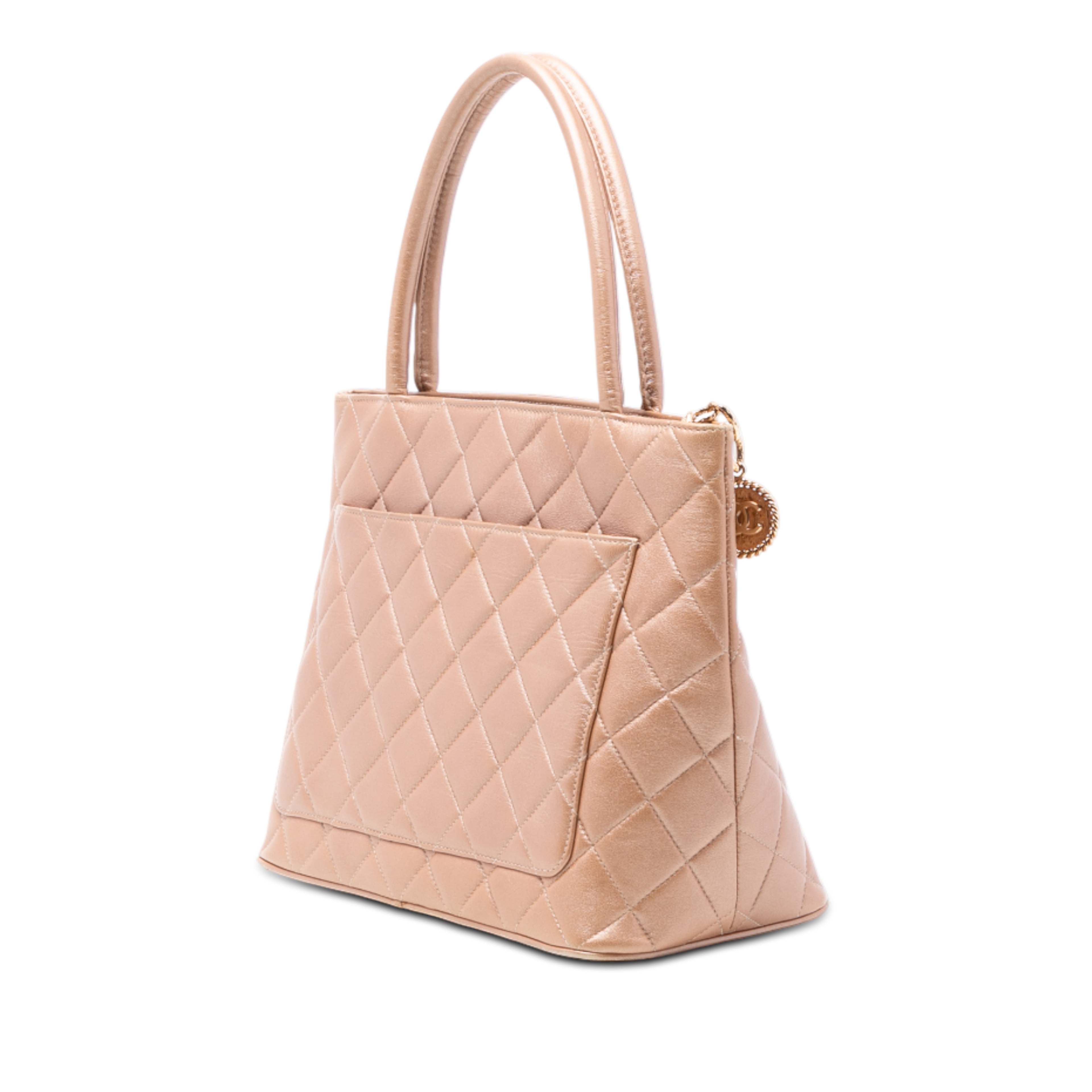 Chanel Lambskin Medallion Tote, från Luxclusif, i färgen beige. Klicka för att öppna bilden i stort format