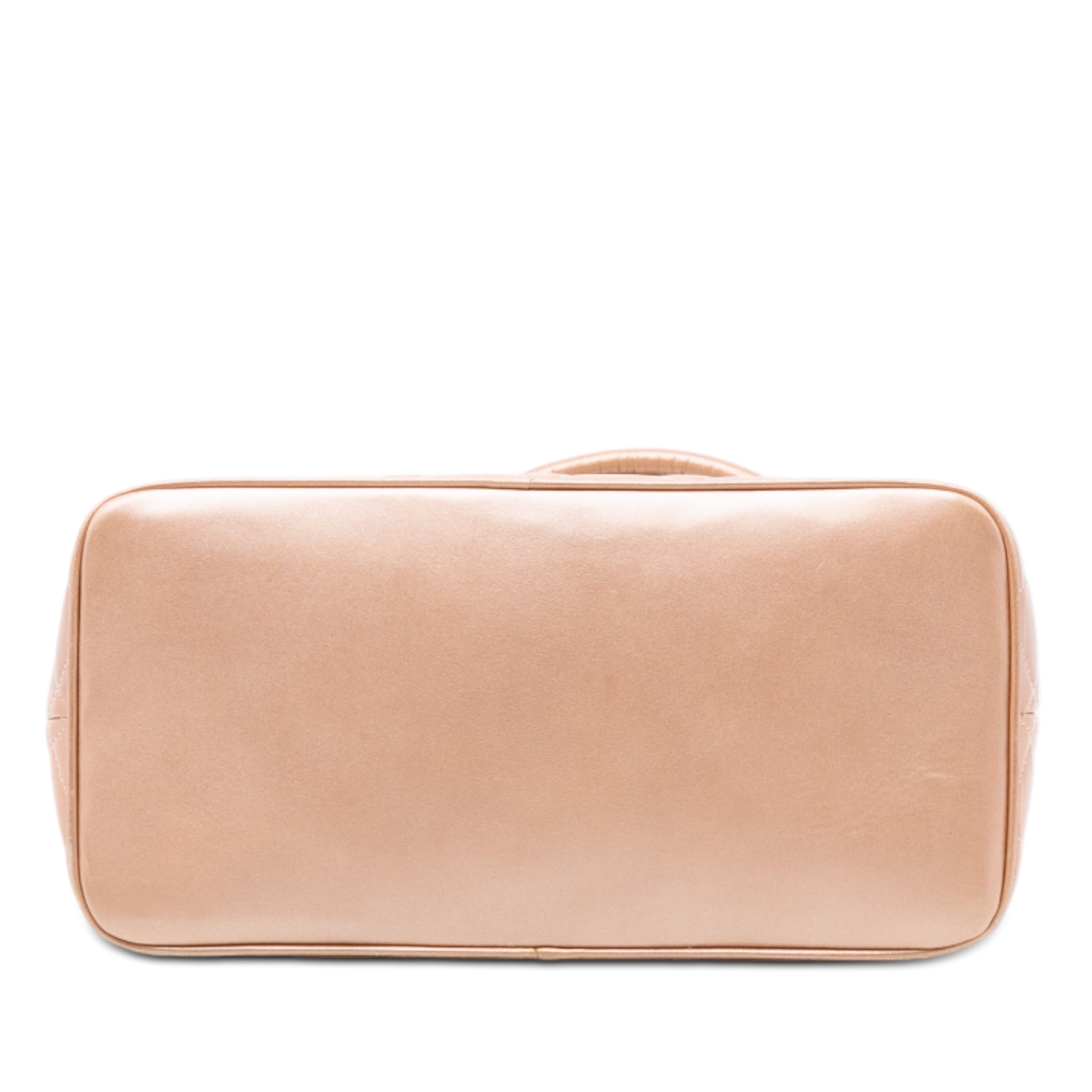 Chanel Lambskin Medallion Tote, från Luxclusif, i färgen beige. Klicka för att öppna bilden i stort format