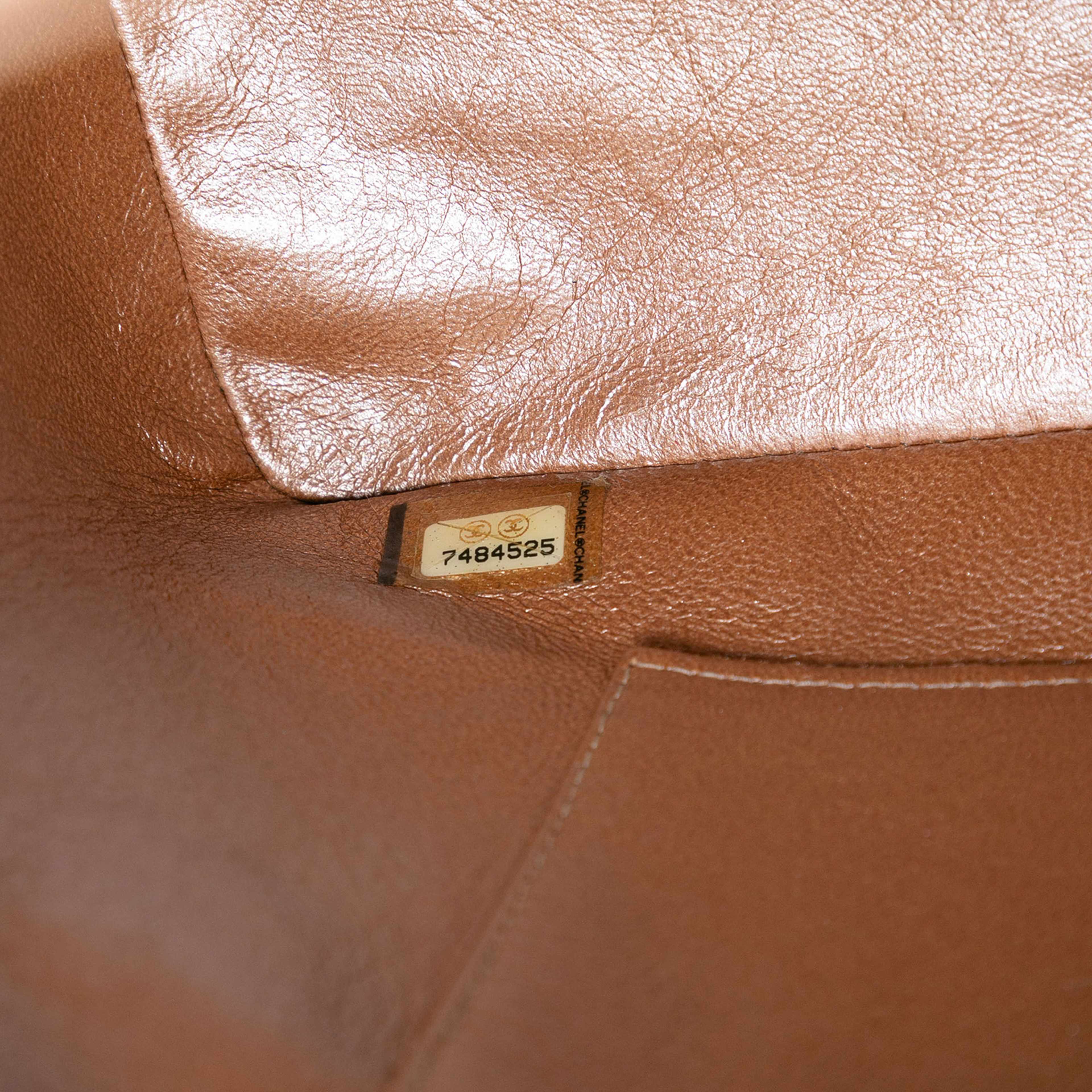 Chanel Lambskin Medallion Tote, från Luxclusif, i färgen beige. Klicka för att öppna bilden i stort format