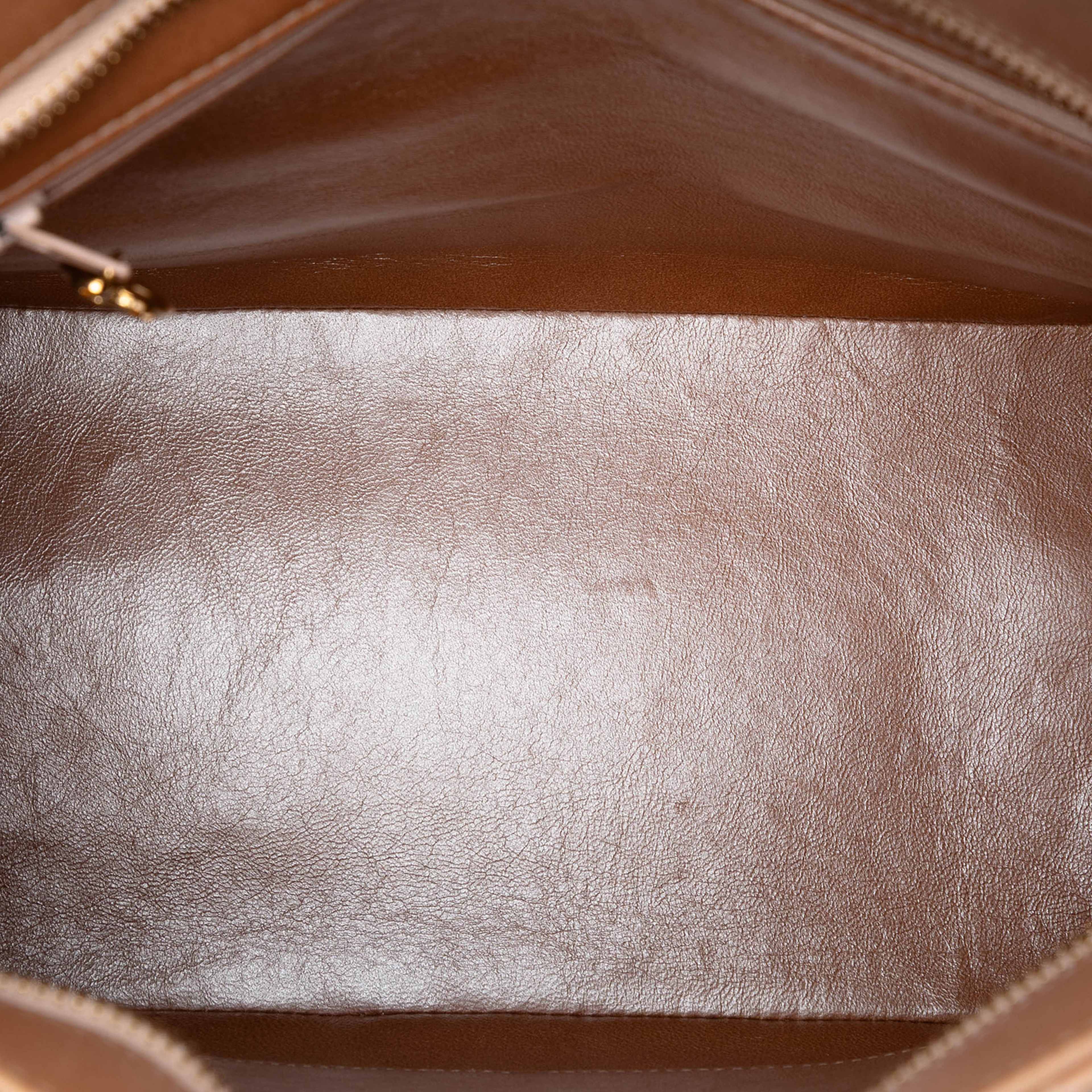 Chanel Lambskin Medallion Tote, från Luxclusif, i färgen beige. Klicka för att öppna bilden i stort format