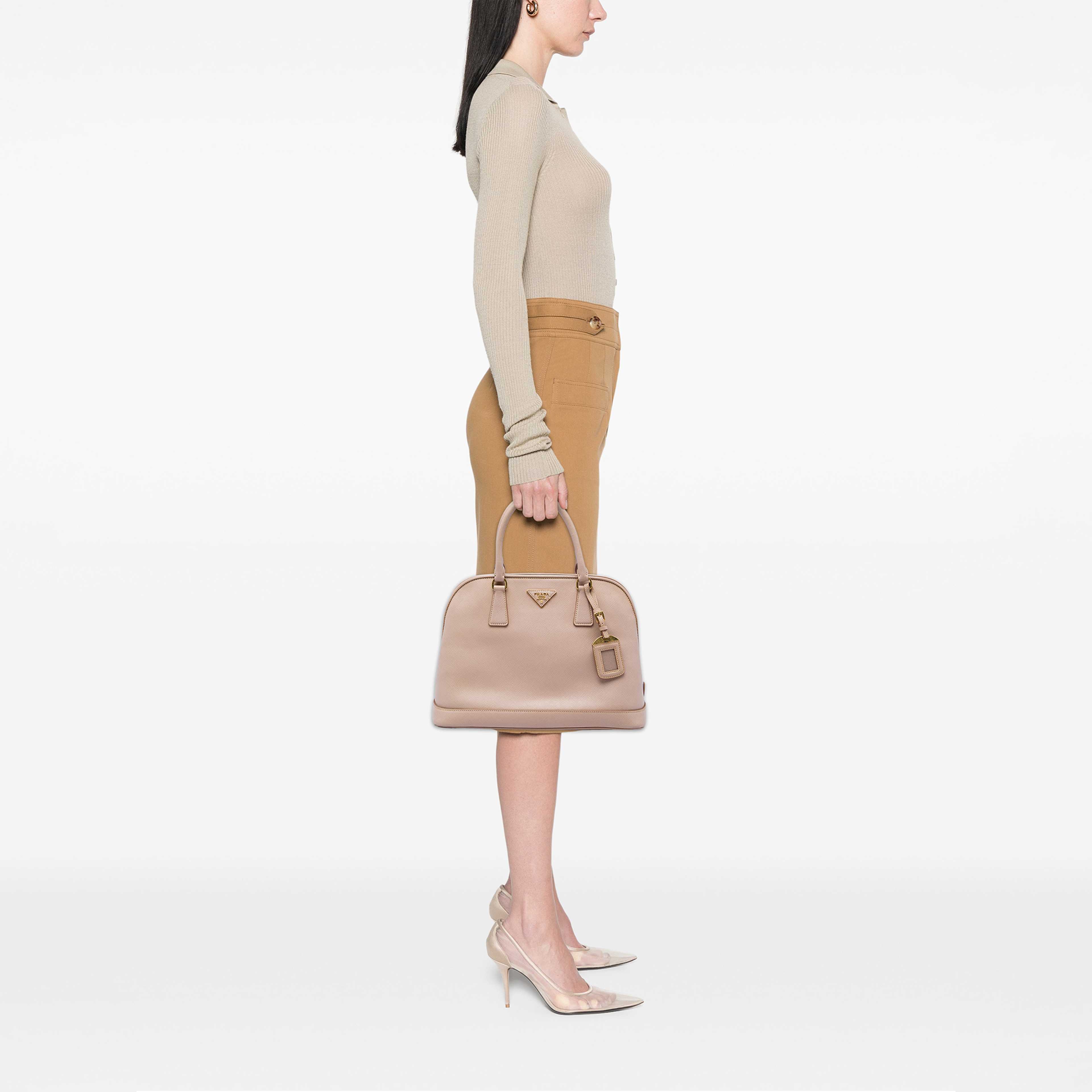 Prada Large Saffiano Lux Open Promenade Satchel, från Luxclusif, i färgen rosa. Klicka för att öppna bilden i stort format