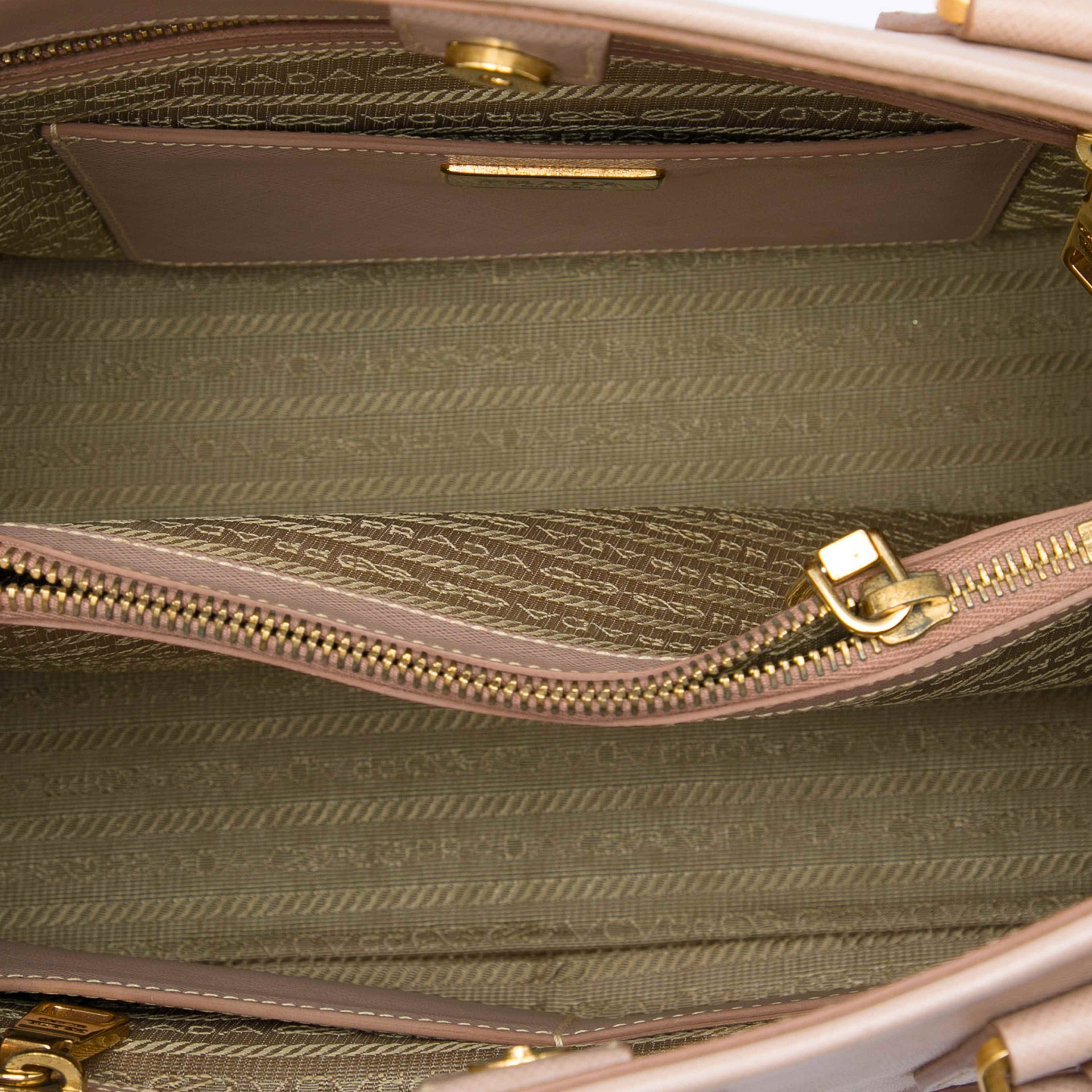 Prada Large Saffiano Lux Open Promenade Satchel, från Luxclusif, i färgen rosa. Klicka för att öppna bilden i stort format