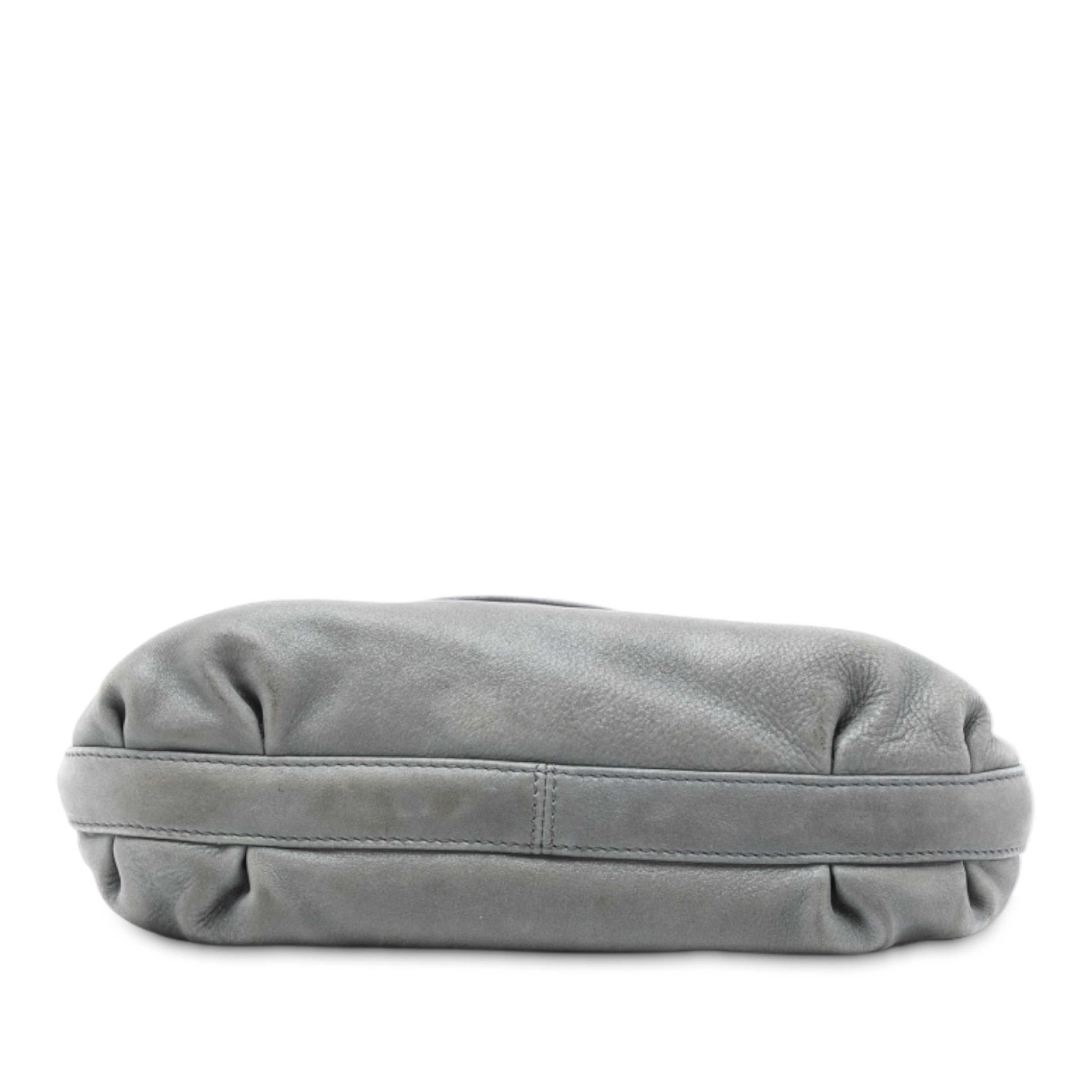 Fendi Nubuck Ff Chains Tote, från Luxclusif, i färgen gray. Klicka för att öppna bilden i stort format