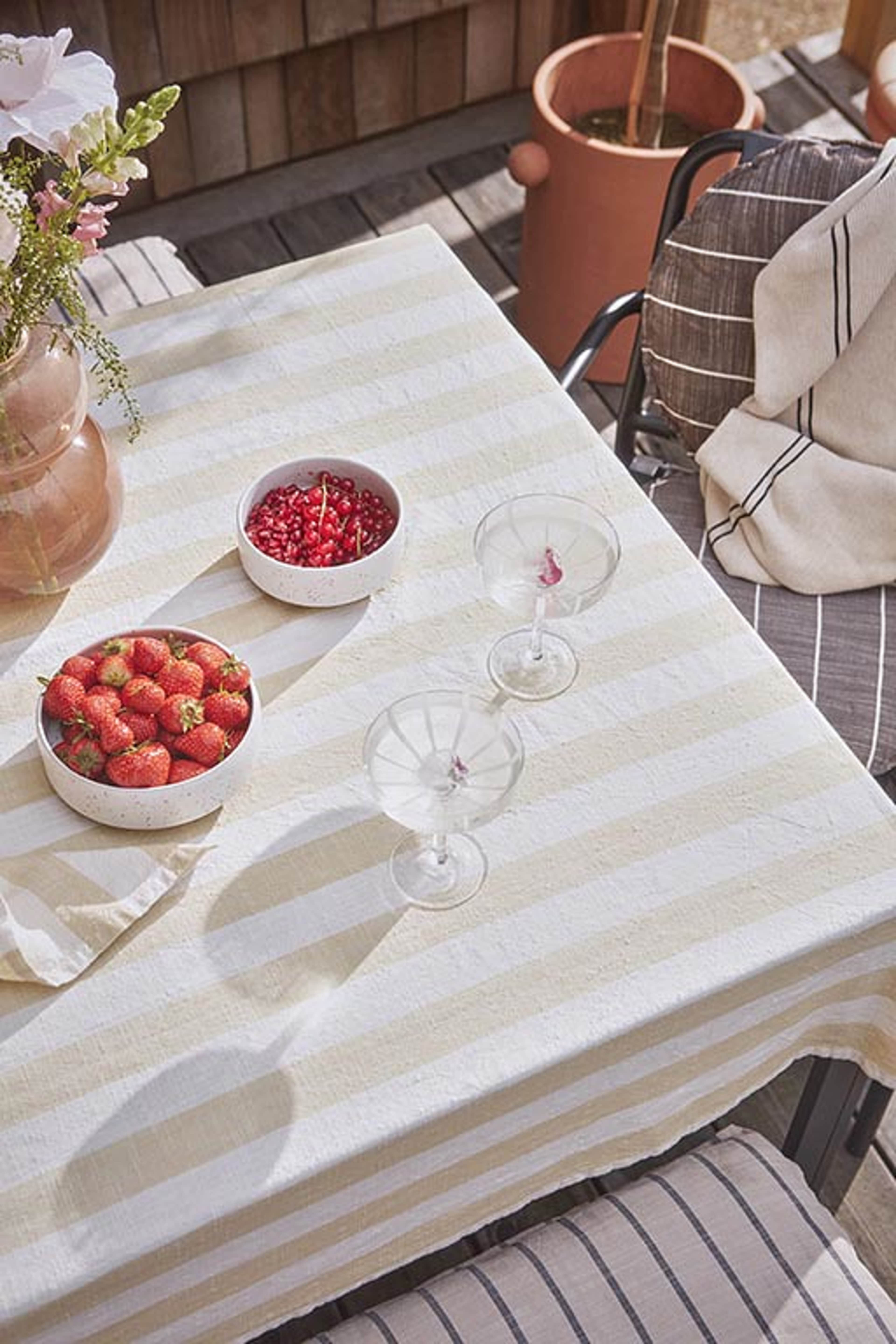Striped Tablecloth - 260x140 Cm, från OYOY Living, i färgen ice blue. Klicka för att öppna bilden i stort format