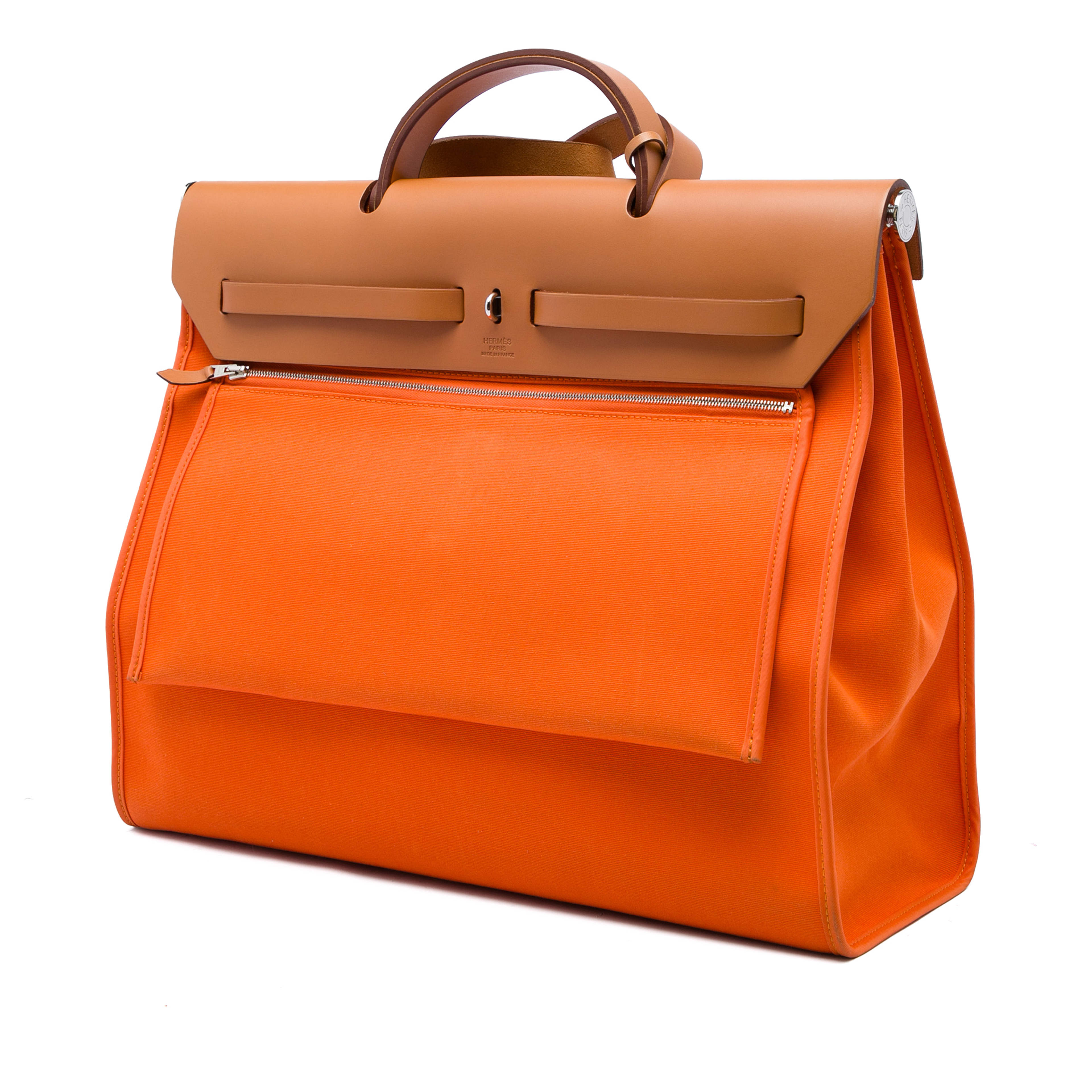 Hermès Toile Herbag Zip 39, från Luxclusif, i färgen orange. Klicka för att öppna bilden i stort format