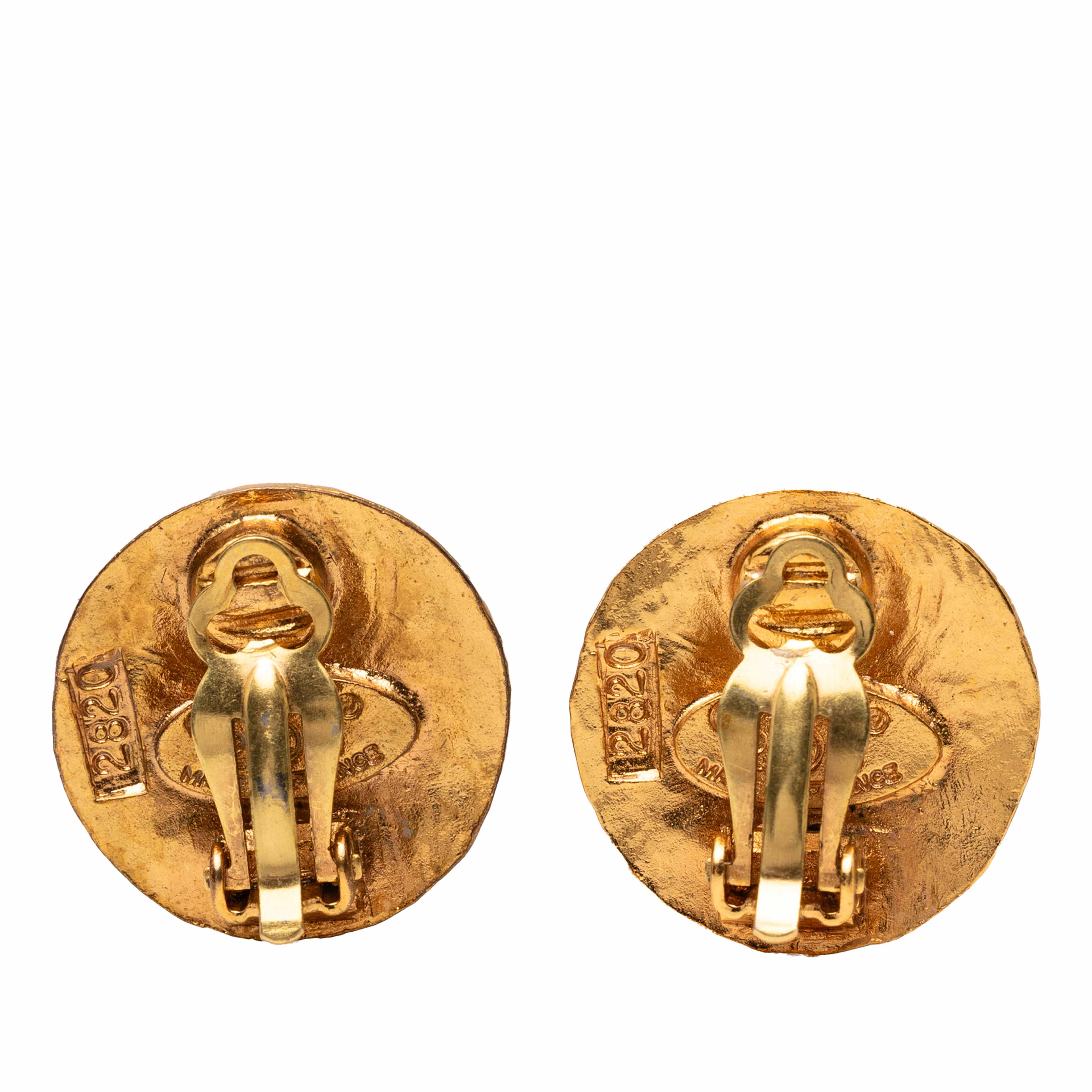 Chanel Gold Plated Cc Round Clip On Earrings, från Luxclusif, i färgen guld. Klicka för att öppna bilden i stort format