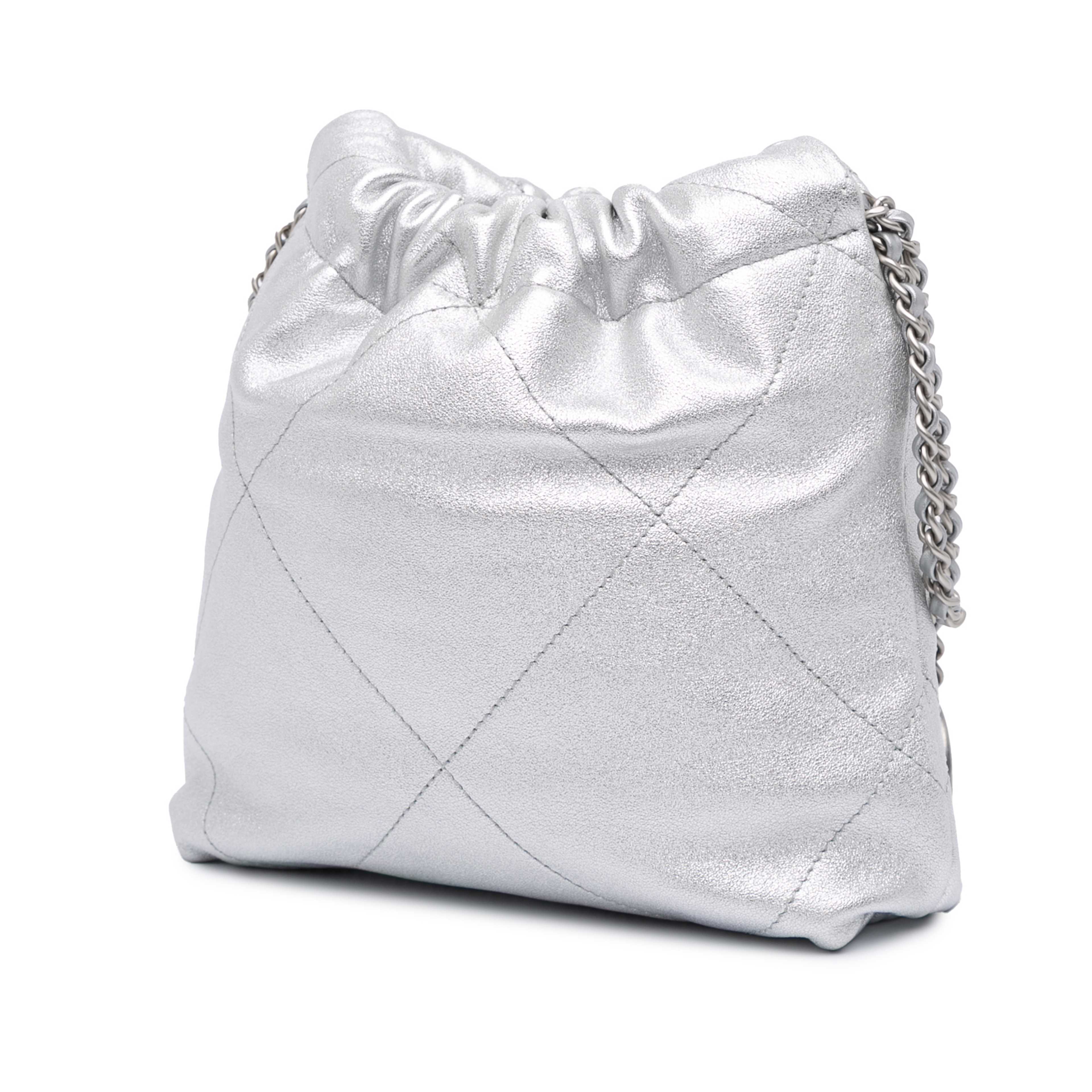 Chanel Mini Metallic Calfskin 22 Satchel, från Luxclusif, i färgen silver. Klicka för att öppna bilden i stort format