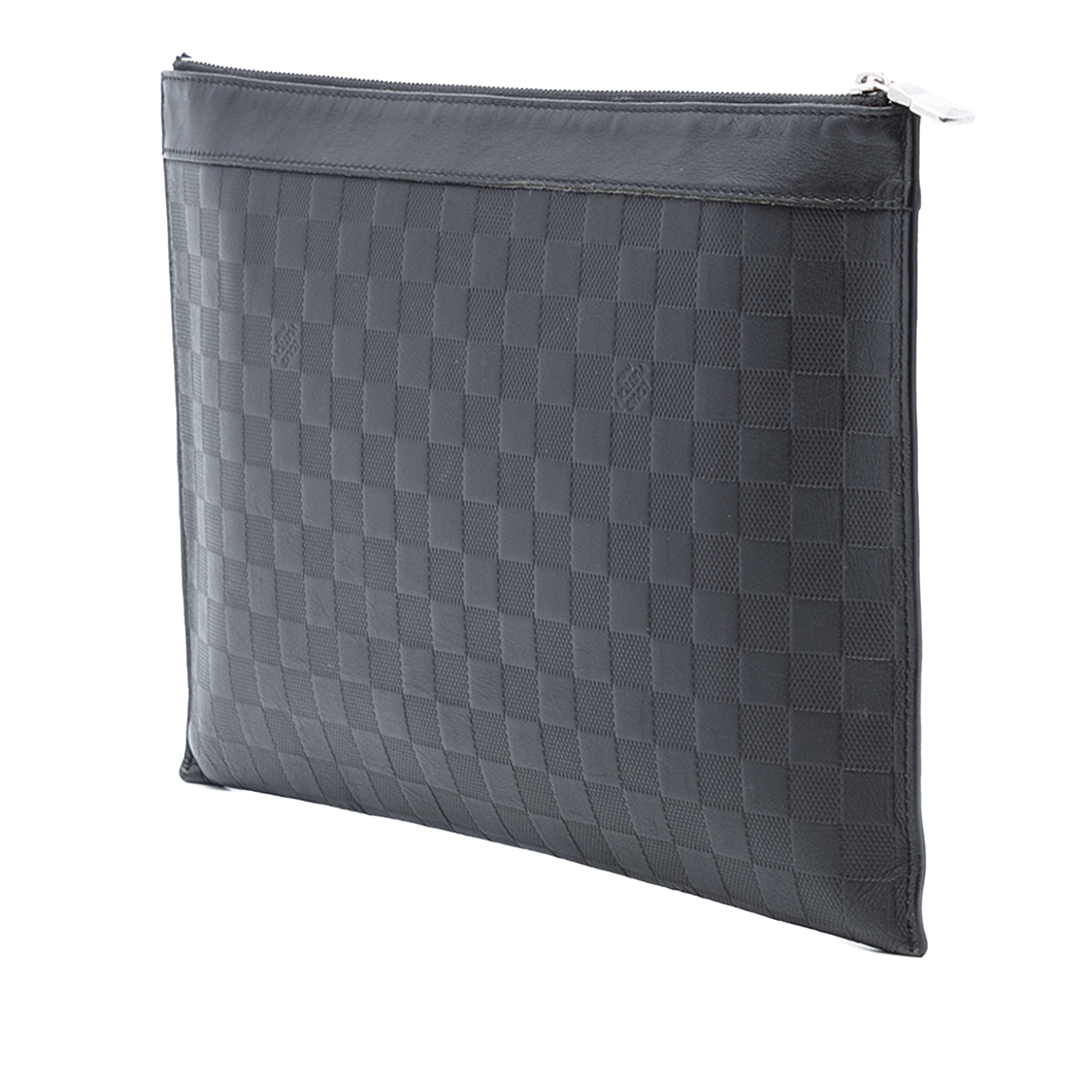 Louis Vuitton Damier Infini Pochette Discovery Gm, från Luxclusif, i färgen black. Klicka för att öppna bilden i stort format