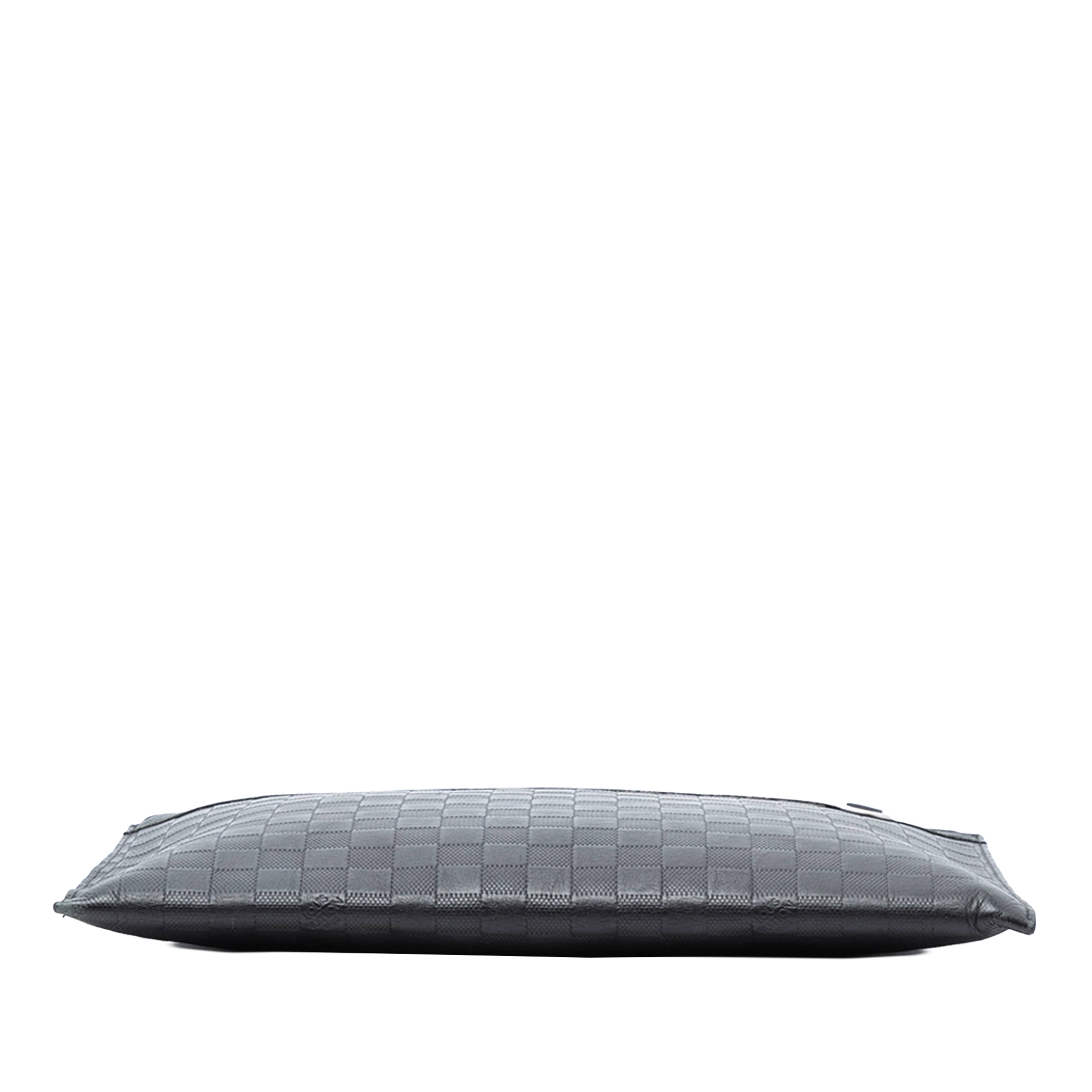 Louis Vuitton Damier Infini Pochette Discovery Gm, från Luxclusif, i färgen black. Klicka för att öppna bilden i stort format