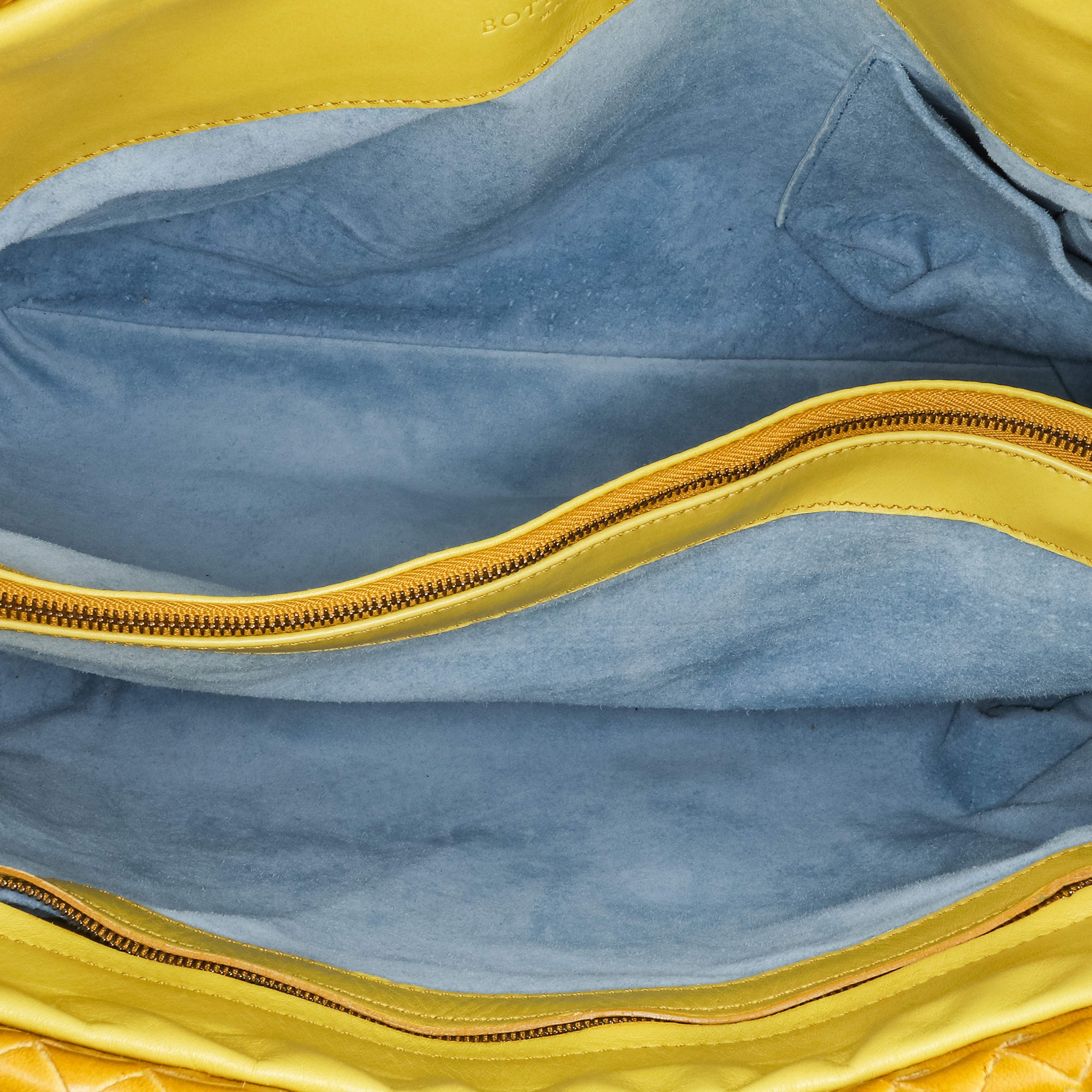 Bottega Veneta Leather Intrecciato Tote, från Luxclusif, i färgen yellow. Klicka för att öppna bilden i stort format