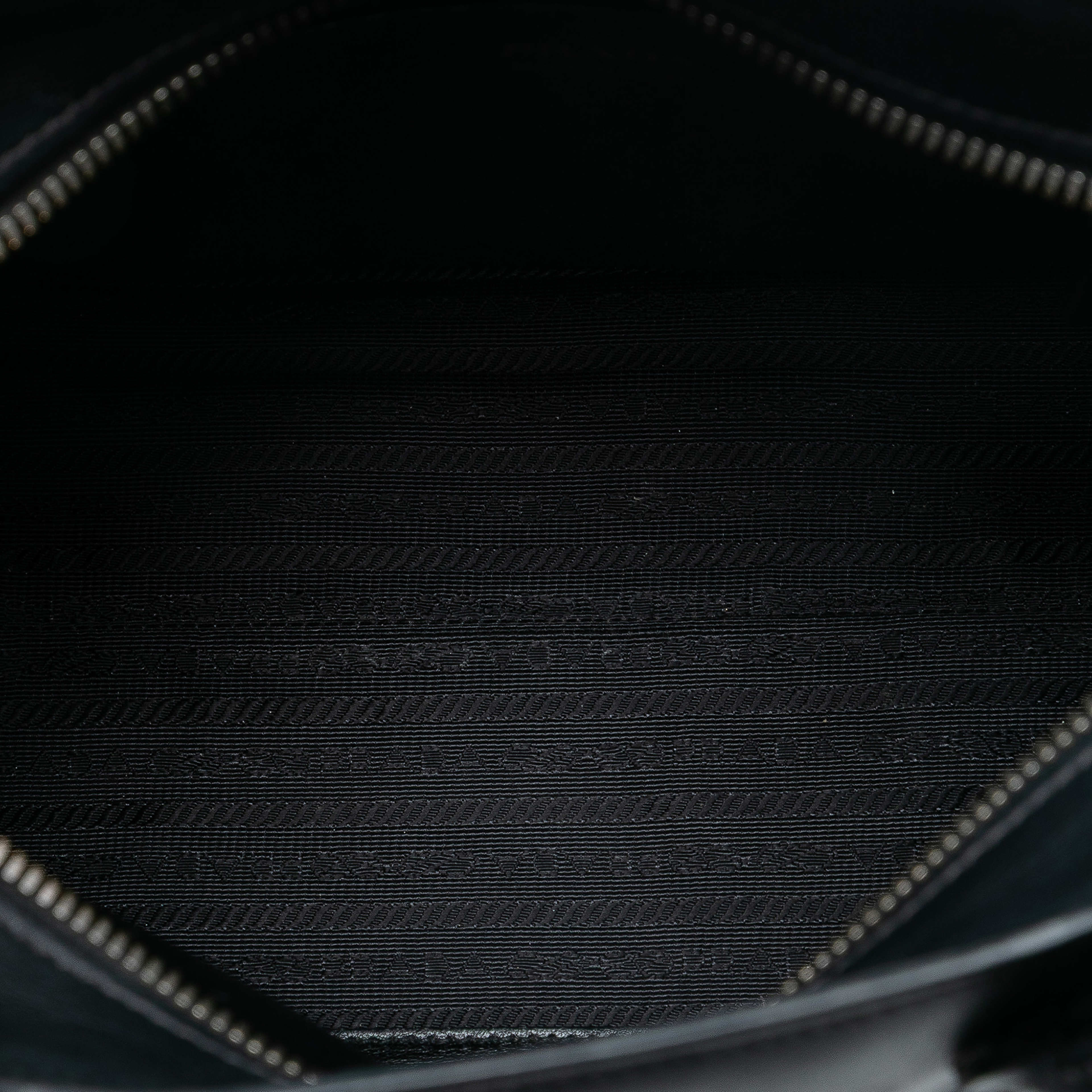 Prada Small Saffiano And City Calf Esplanade Satchel, från Luxclusif, i färgen black. Klicka för att öppna bilden i stort format