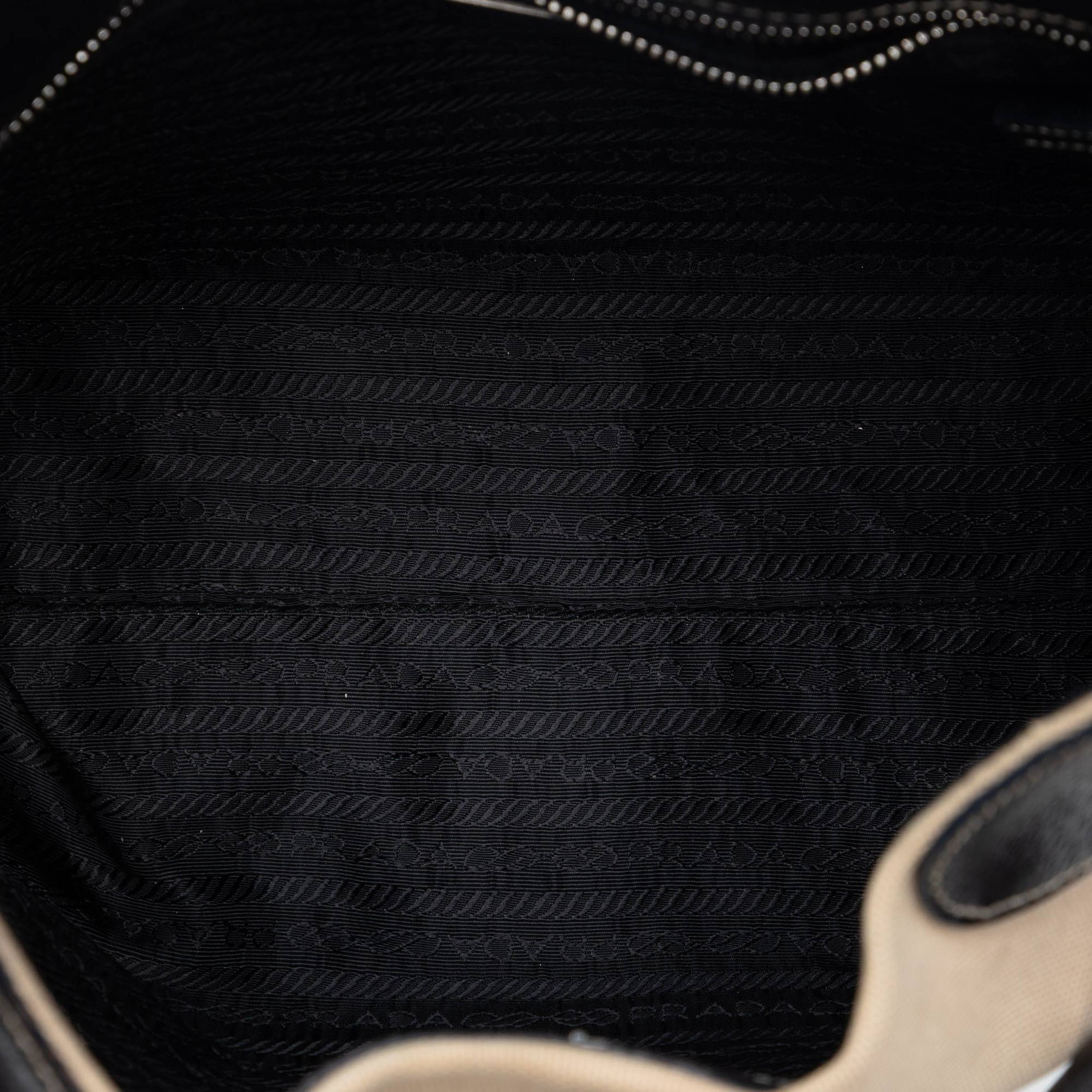 Prada Cinghiale Trimmed Canapa Shoulder Bag, från Luxclusif, i färgen light beige. Klicka för att öppna bilden i stort format