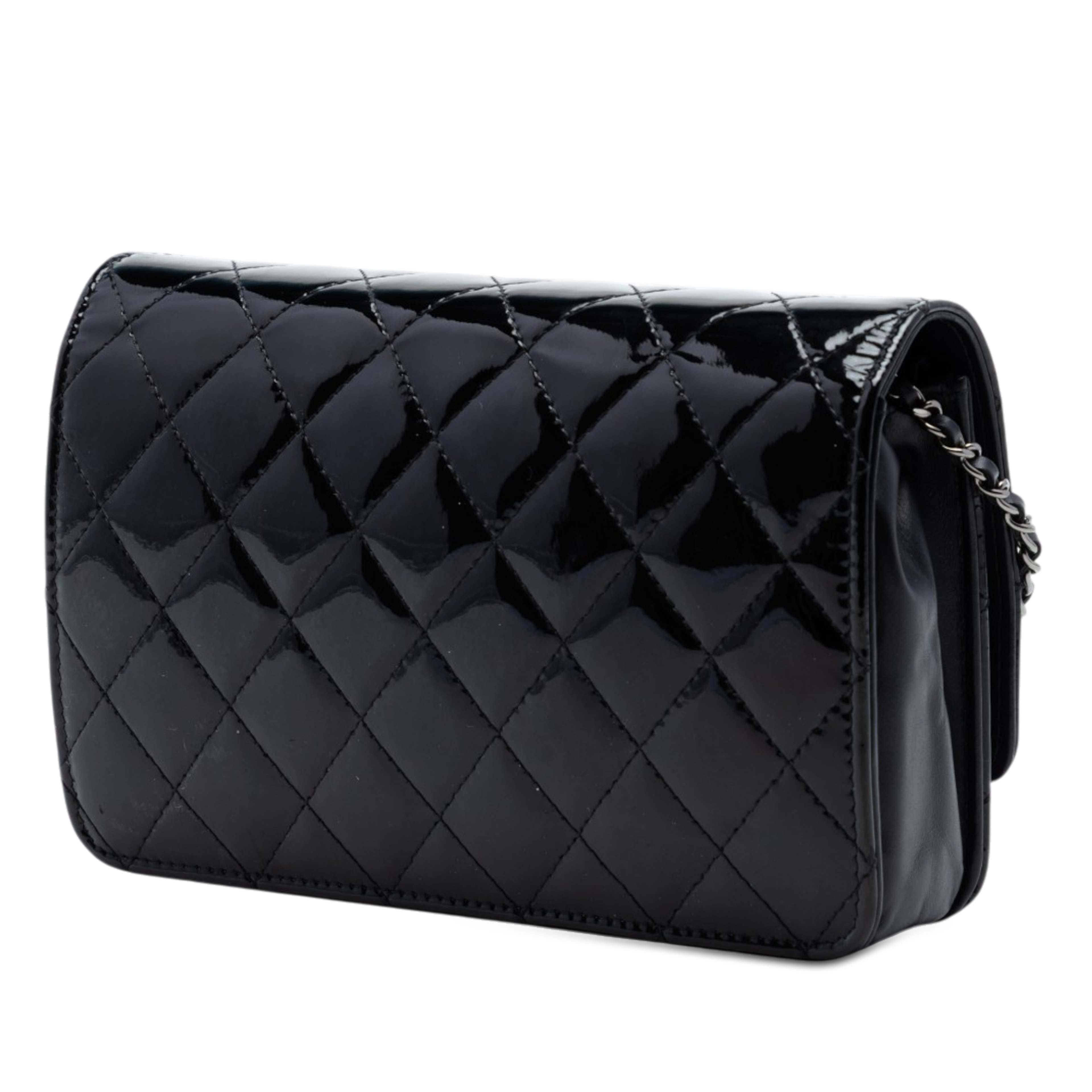 Chanel Quilted Patent Golden Class Wallet On Chain, från Luxclusif, i färgen black. Klicka för att öppna bilden i stort format