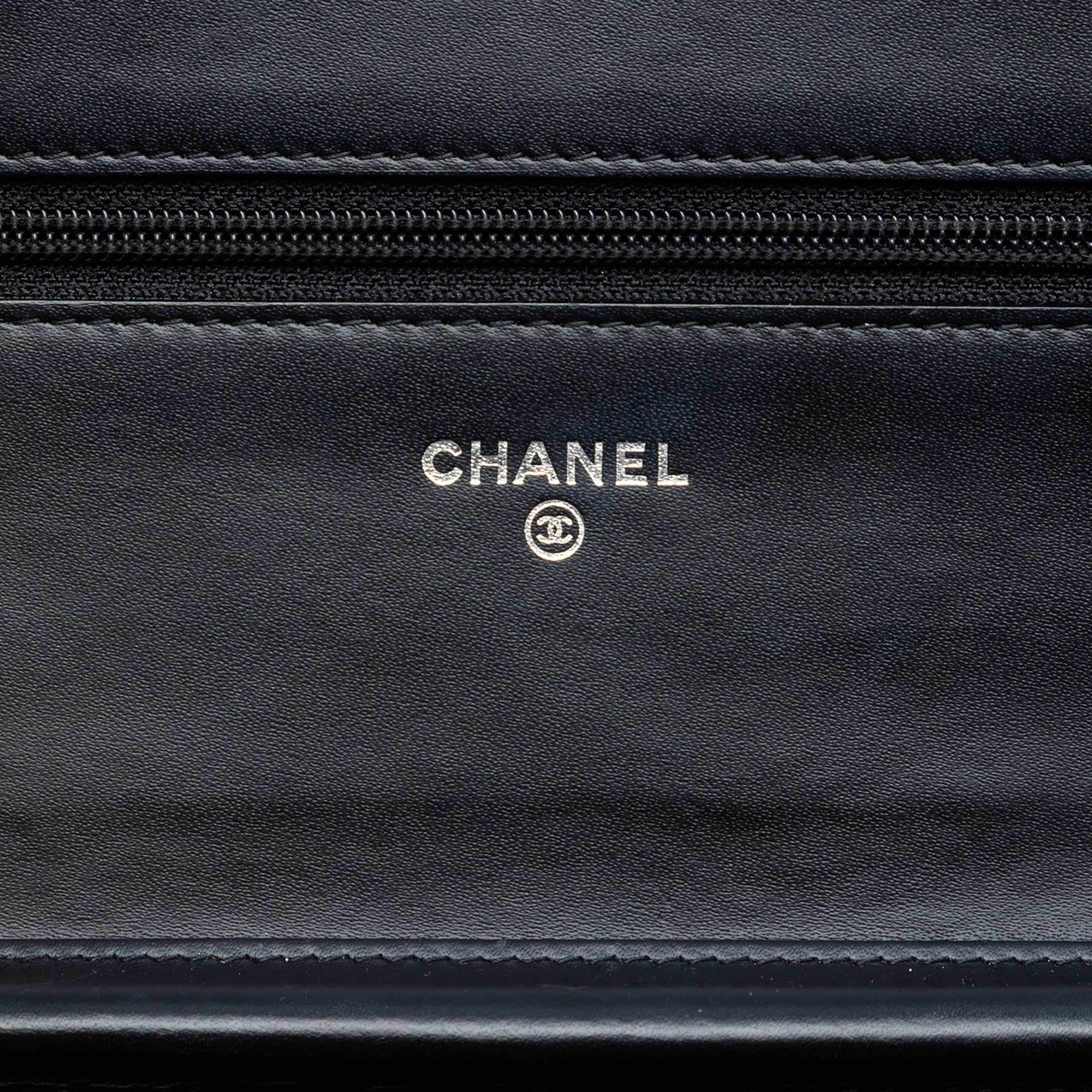 Chanel Quilted Patent Golden Class Wallet On Chain, från Luxclusif, i färgen black. Klicka för att öppna bilden i stort format