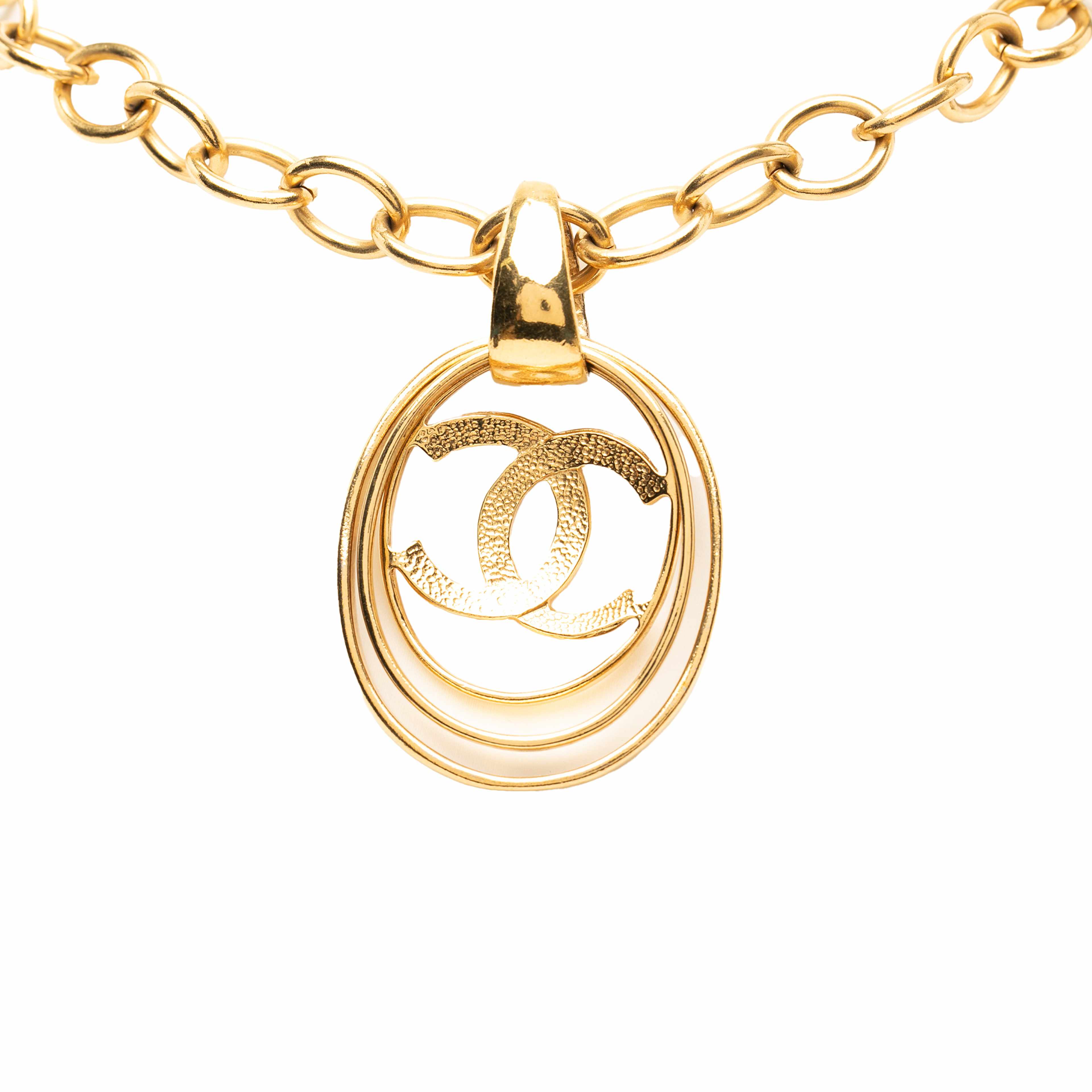 Chanel Cc Gold Plated Oval Pendant Necklace, från Luxclusif, i färgen guld. Klicka för att öppna bilden i stort format