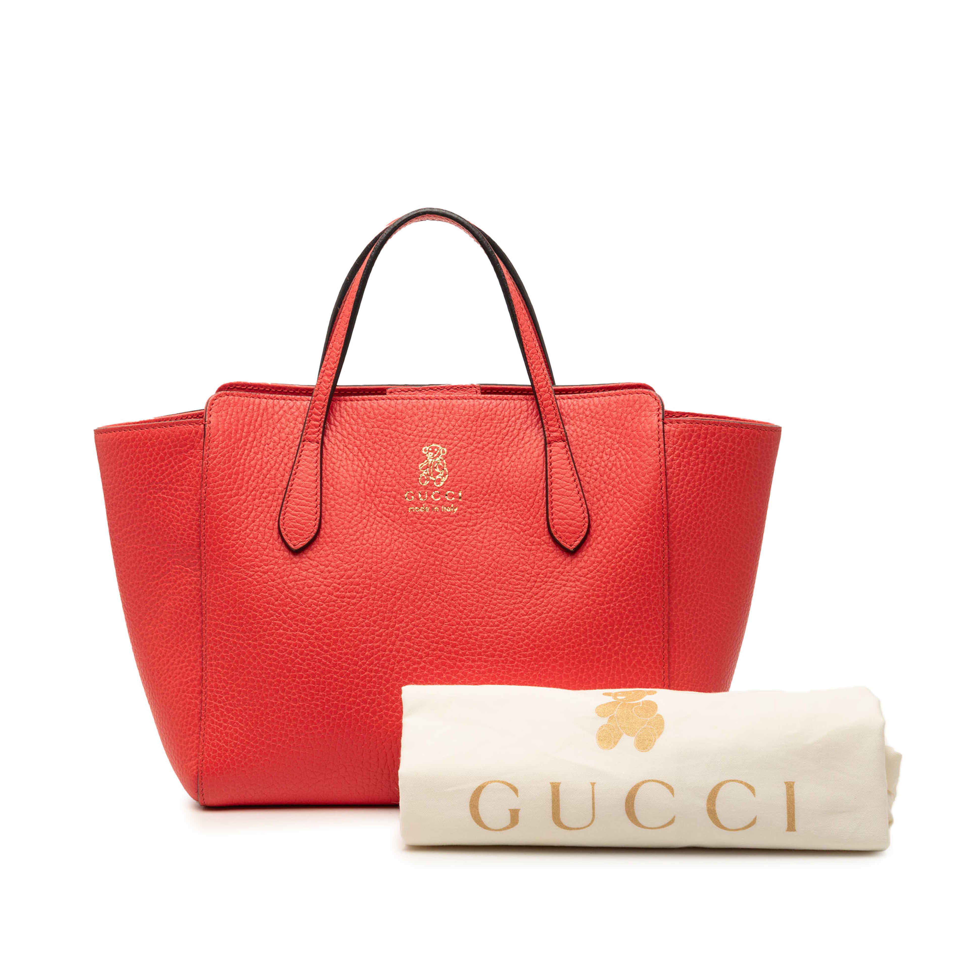 Gucci Mini Leather Swing Handbag, från Luxclusif, i färgen röd. Klicka för att öppna bilden i stort format