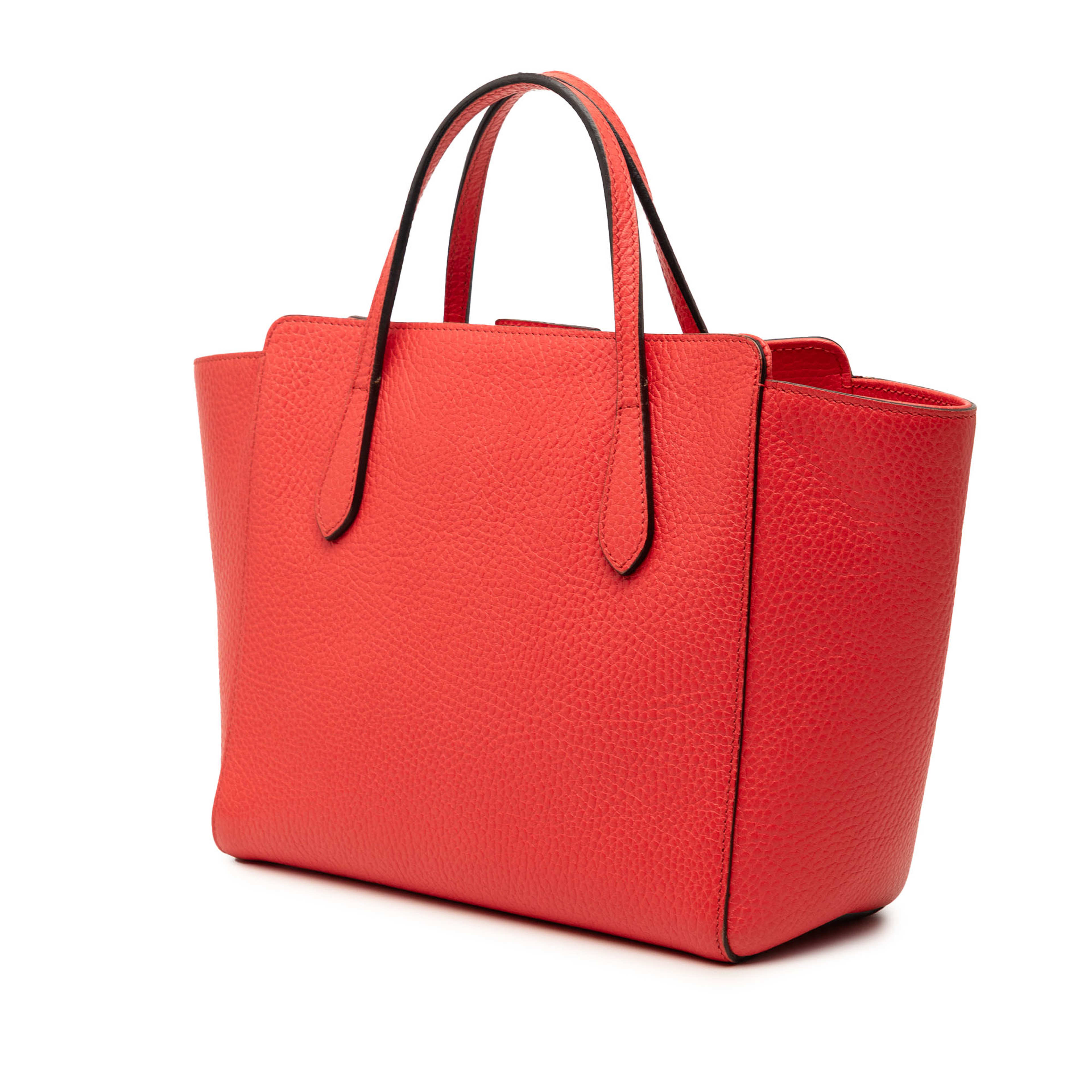 Gucci Mini Leather Swing Handbag, från Luxclusif, i färgen röd. Klicka för att öppna bilden i stort format