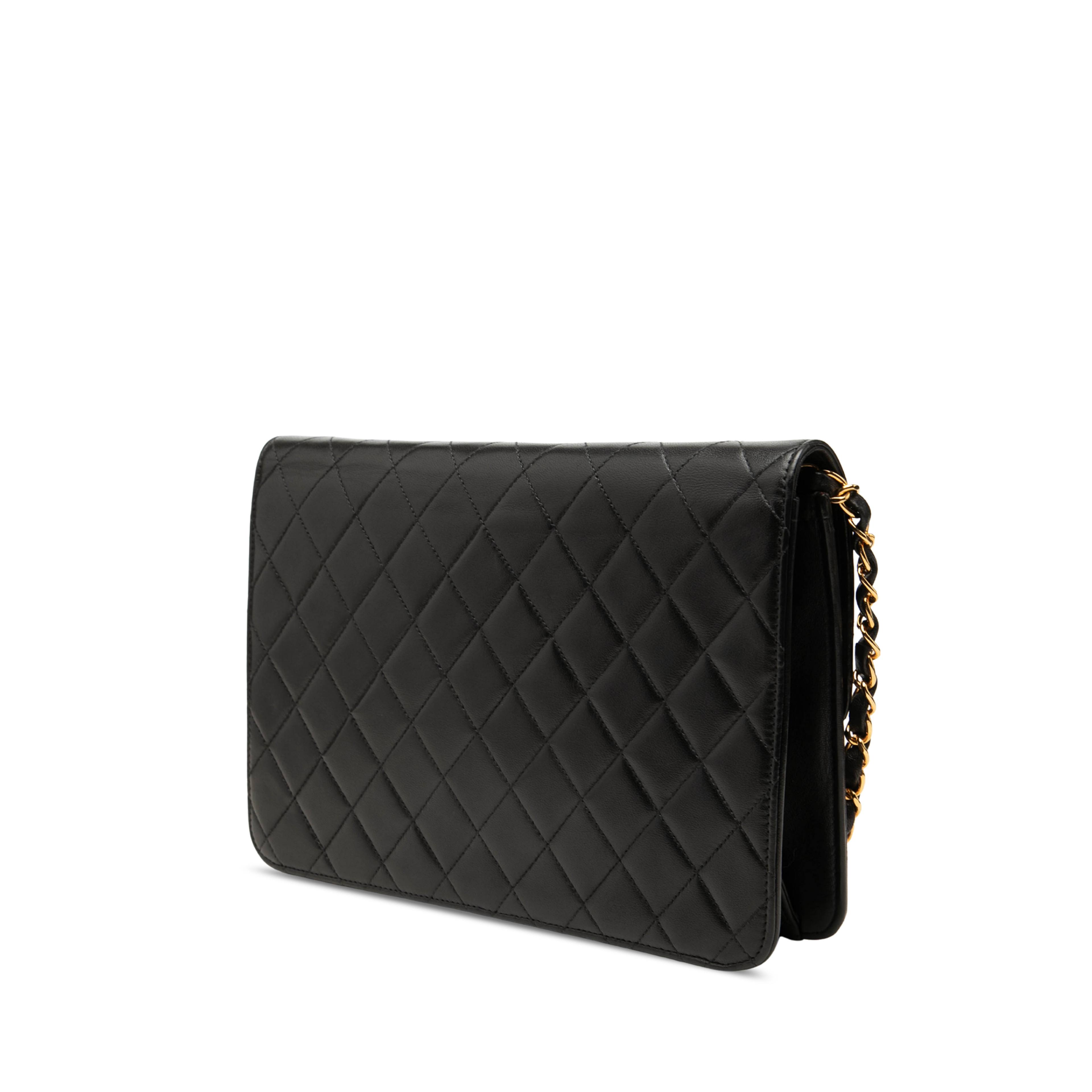 Chanel Medium Cc Quilted Lambskin Single Flap, från Luxclusif, i färgen svart. Klicka för att öppna bilden i stort format