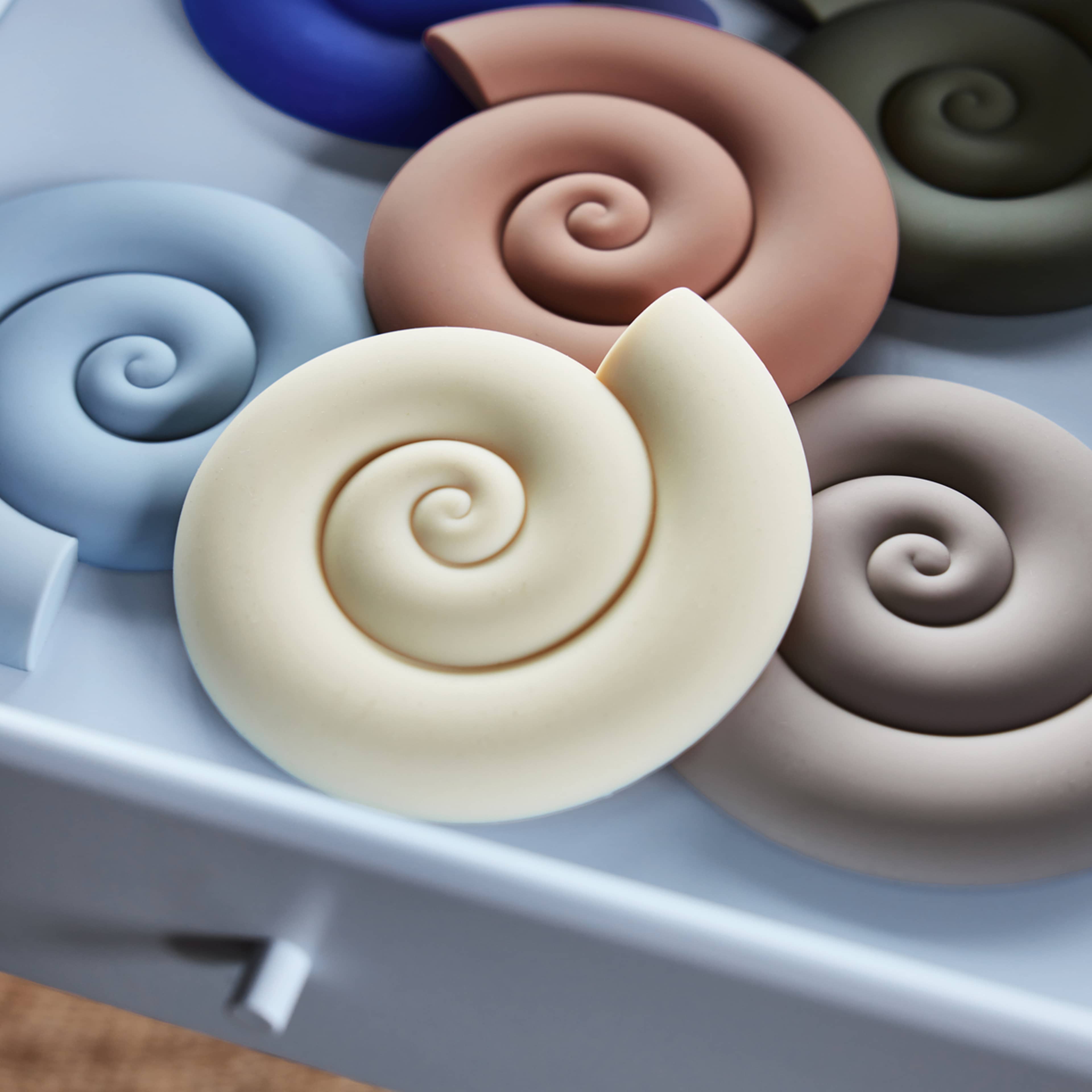 Nautilus Trivet, från OYOY Living, i färgen sienna. Klicka för att öppna bilden i stort format