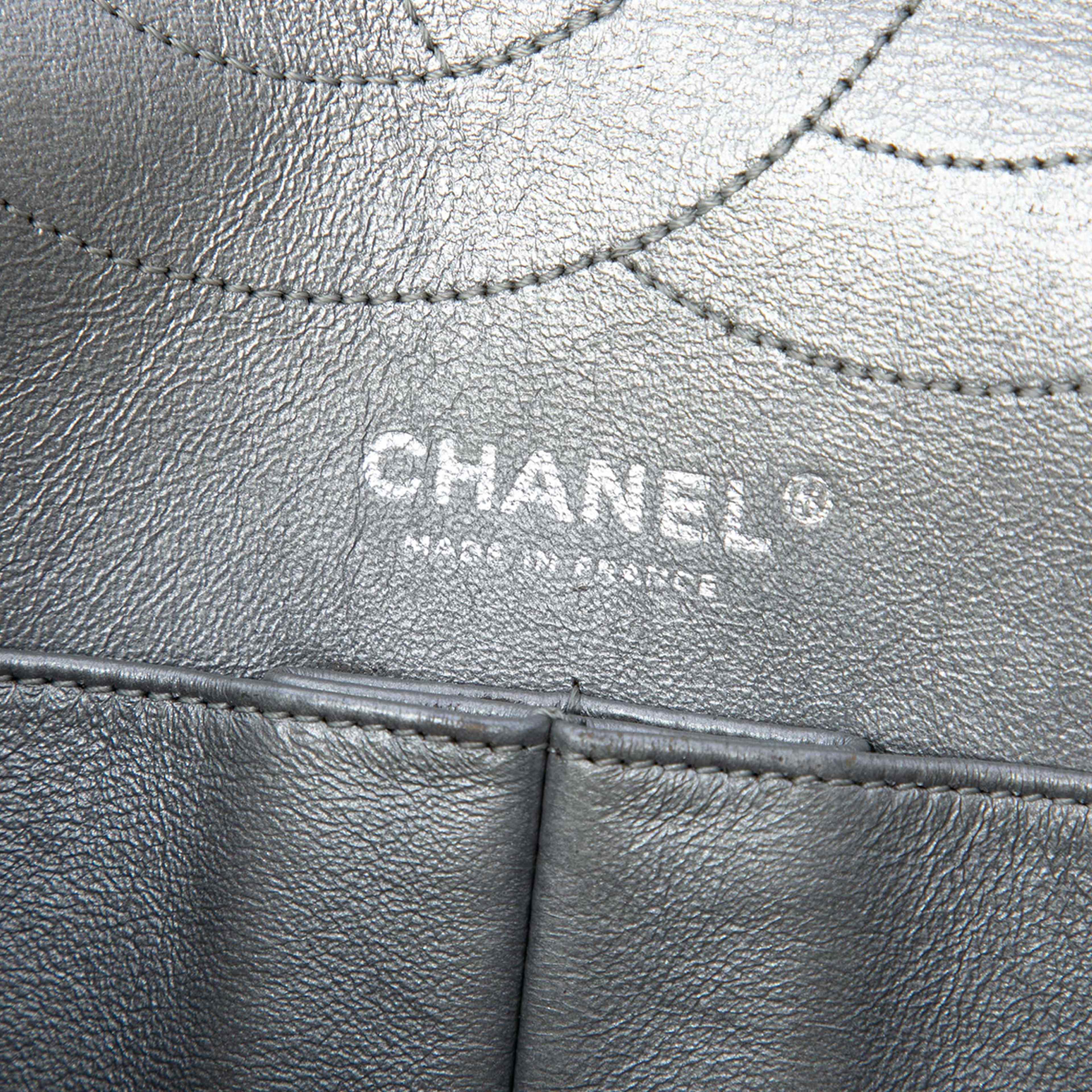 Chanel Quilted Metallic Aged Calfskin Reissue 2.55 Double Flap 227, från Luxclusif, i färgen silver. Klicka för att öppna bilden i stort format