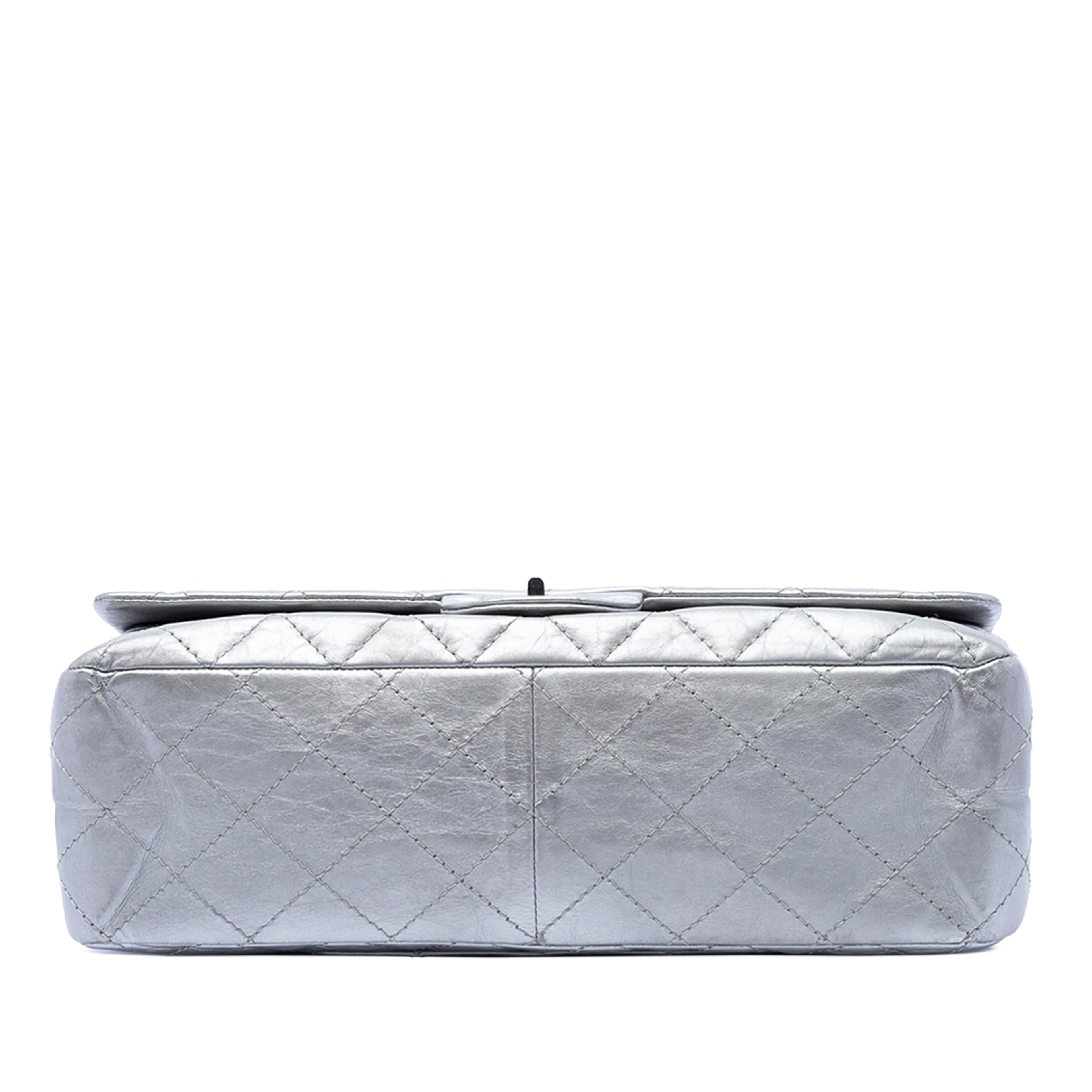 Chanel Quilted Metallic Aged Calfskin Reissue 2.55 Double Flap 227, från Luxclusif, i färgen silver. Klicka för att öppna bilden i stort format