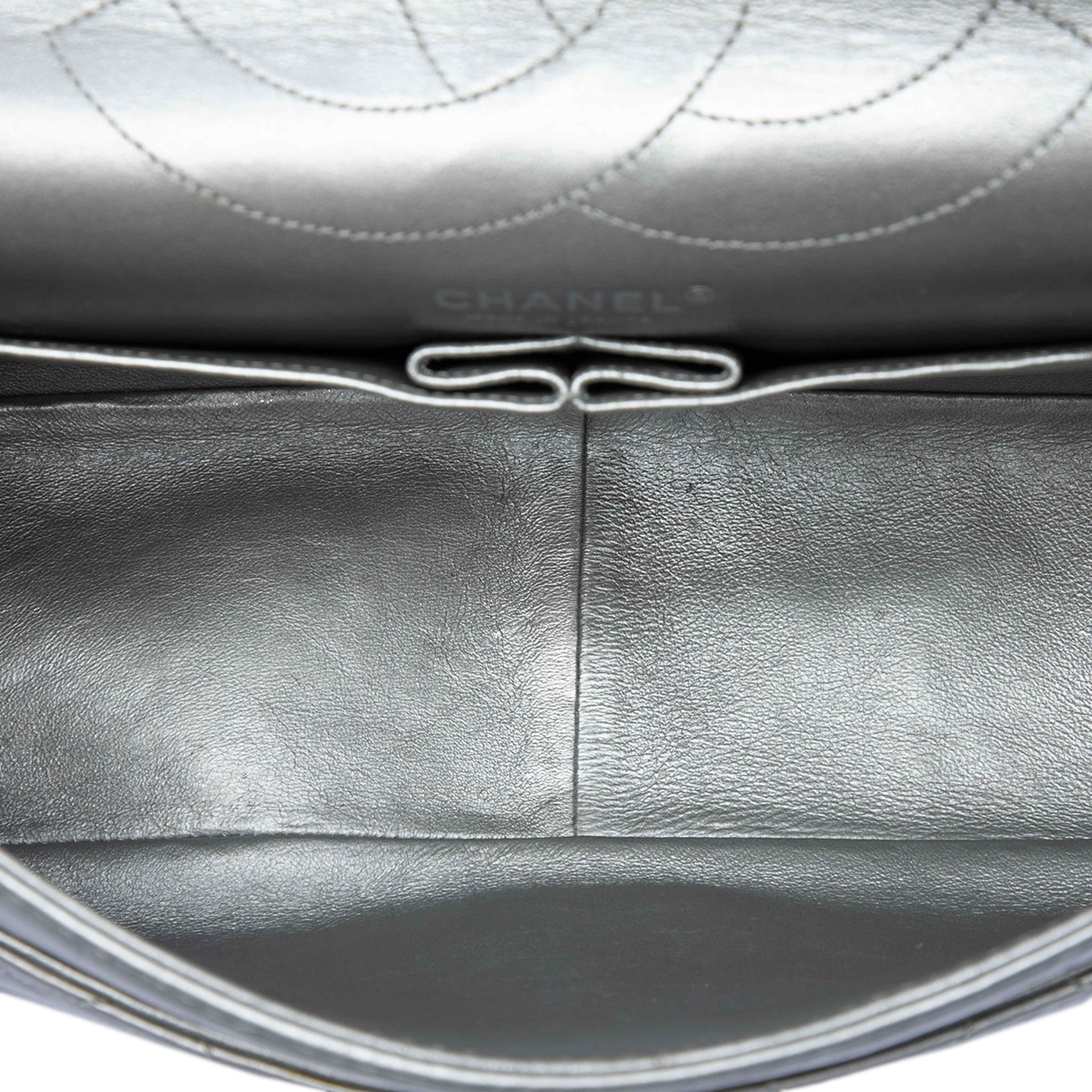 Chanel Quilted Metallic Aged Calfskin Reissue 2.55 Double Flap 227, från Luxclusif, i färgen silver. Klicka för att öppna bilden i stort format