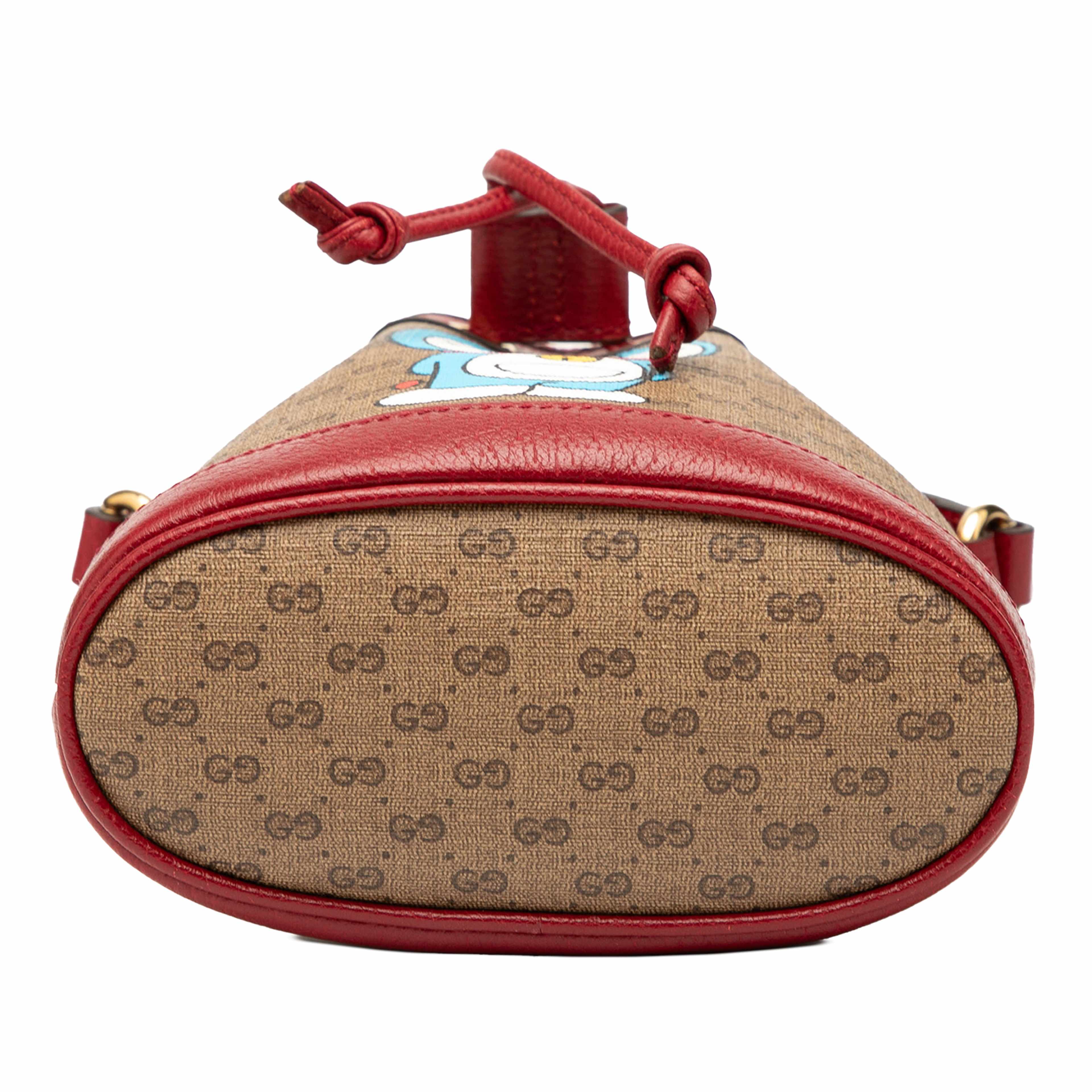 Gucci Micro Gg Supreme Doraemon Bucket Bag, från Luxclusif, i färgen beige. Klicka för att öppna bilden i stort format