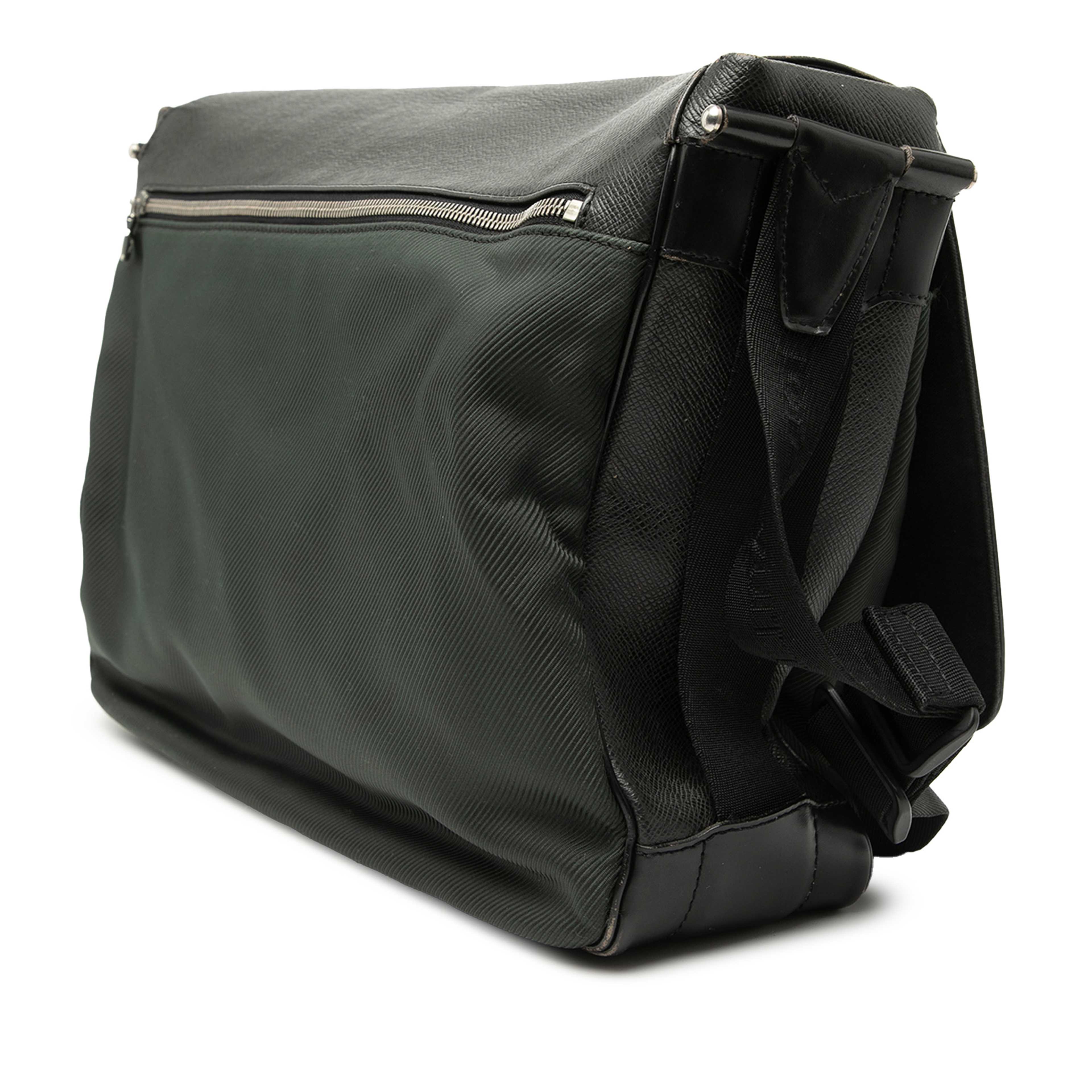 Louis Vuitton Taiga Dersou, från Luxclusif, i färgen dark green. Klicka för att öppna bilden i stort format