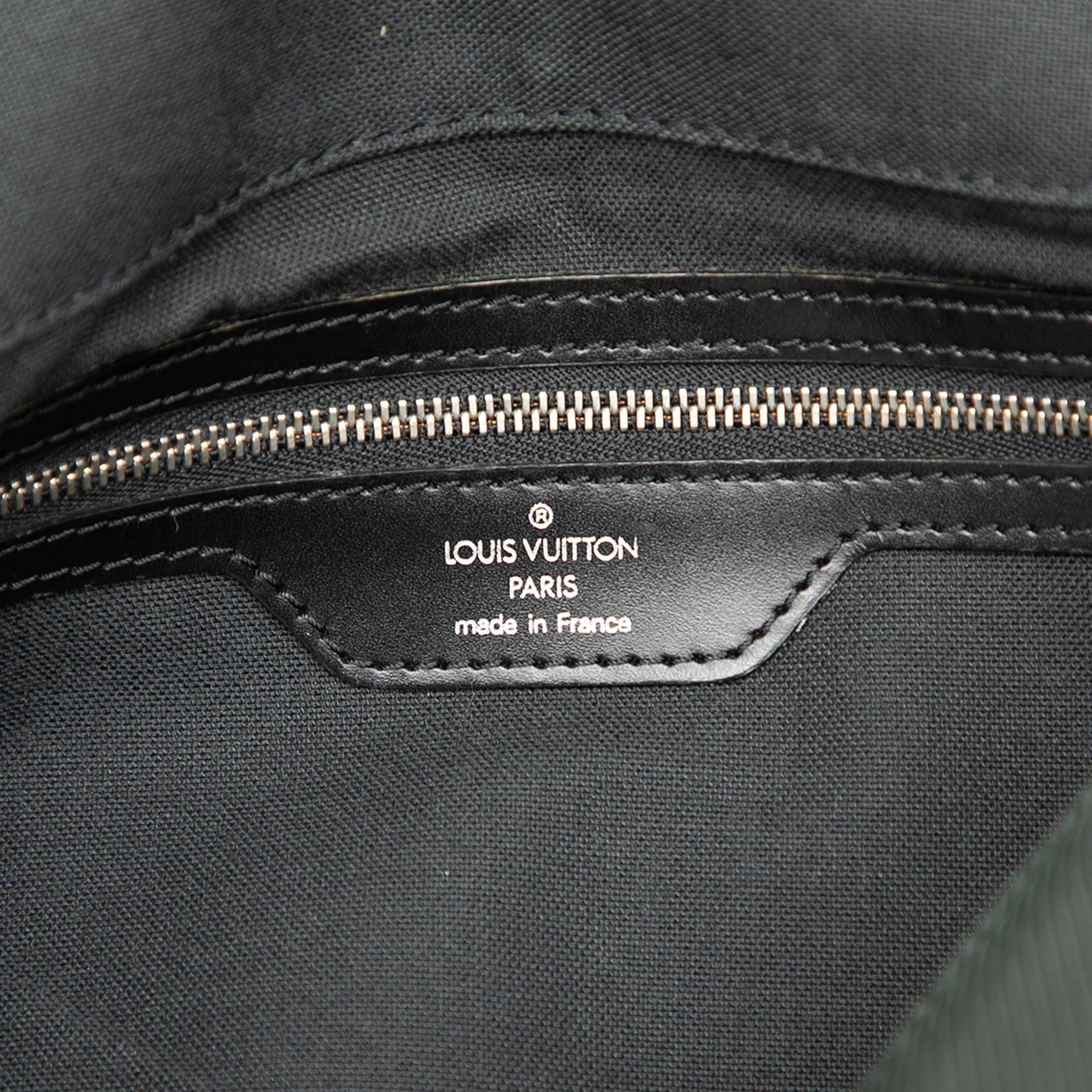 Louis Vuitton Taiga Dersou, från Luxclusif, i färgen dark green. Klicka för att öppna bilden i stort format