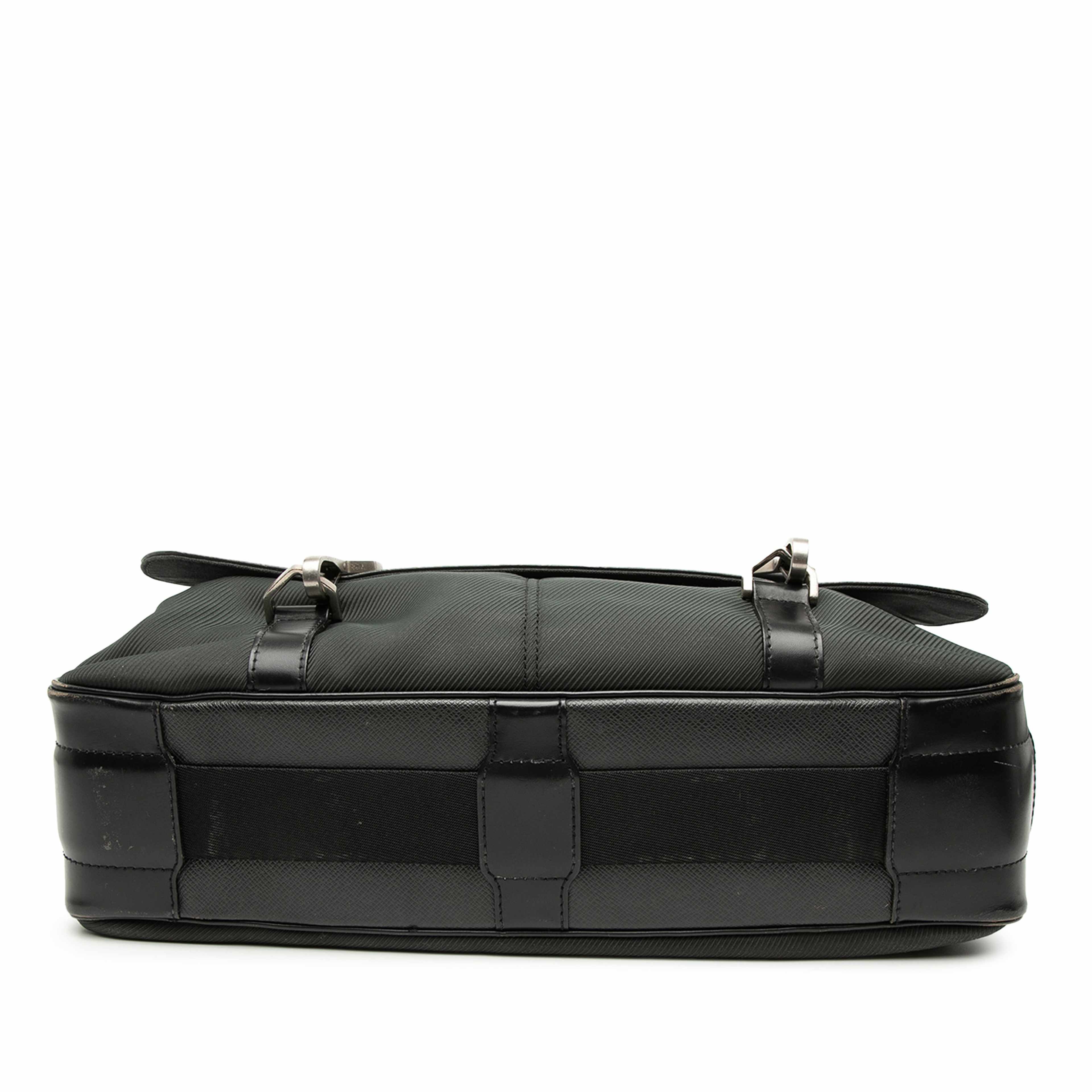 Louis Vuitton Taiga Dersou, från Luxclusif, i färgen dark green. Klicka för att öppna bilden i stort format