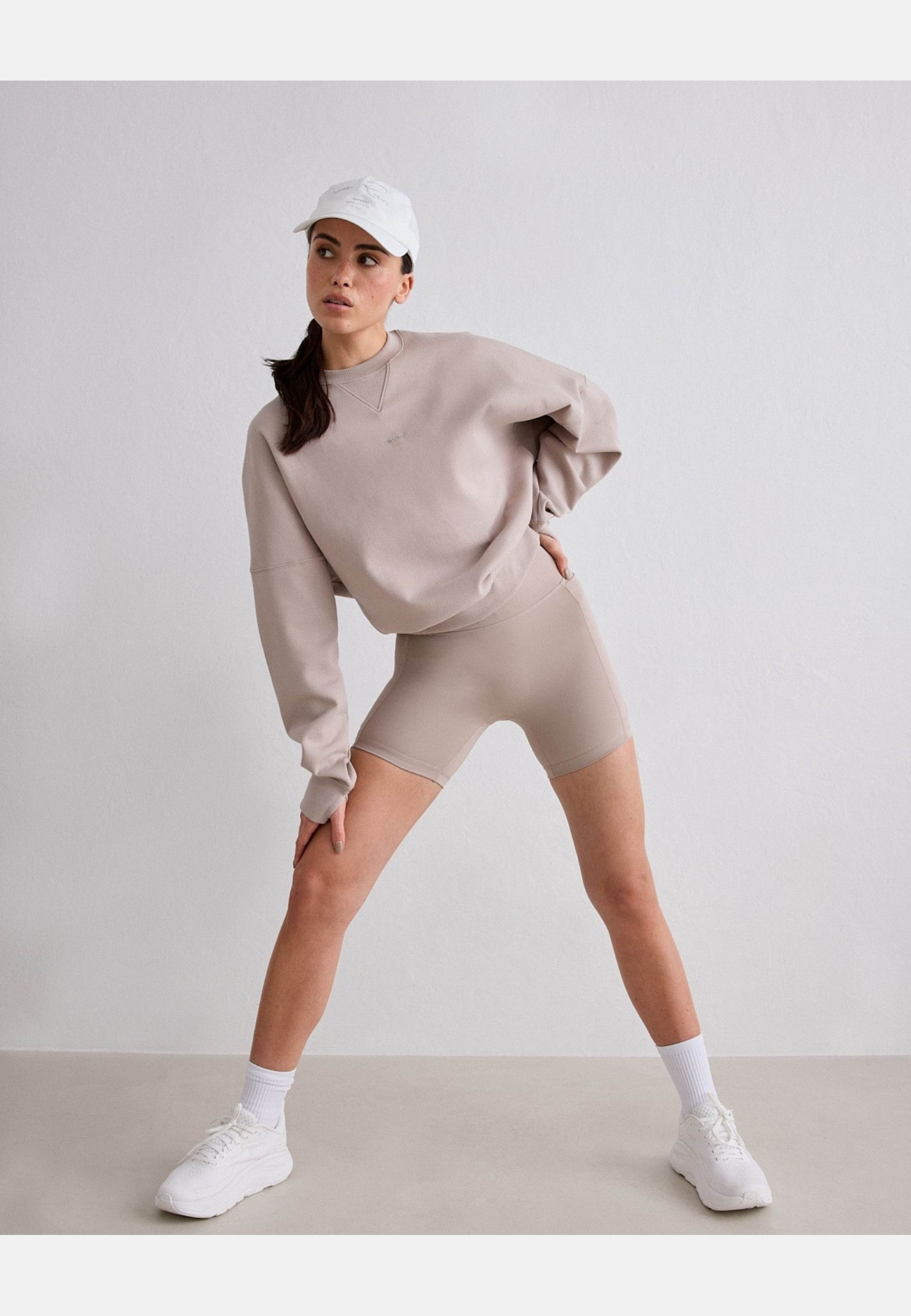 Running Midi Biker Shorts, från aim'n, i färgen dark clay. Klicka för att öppna bilden i stort format
