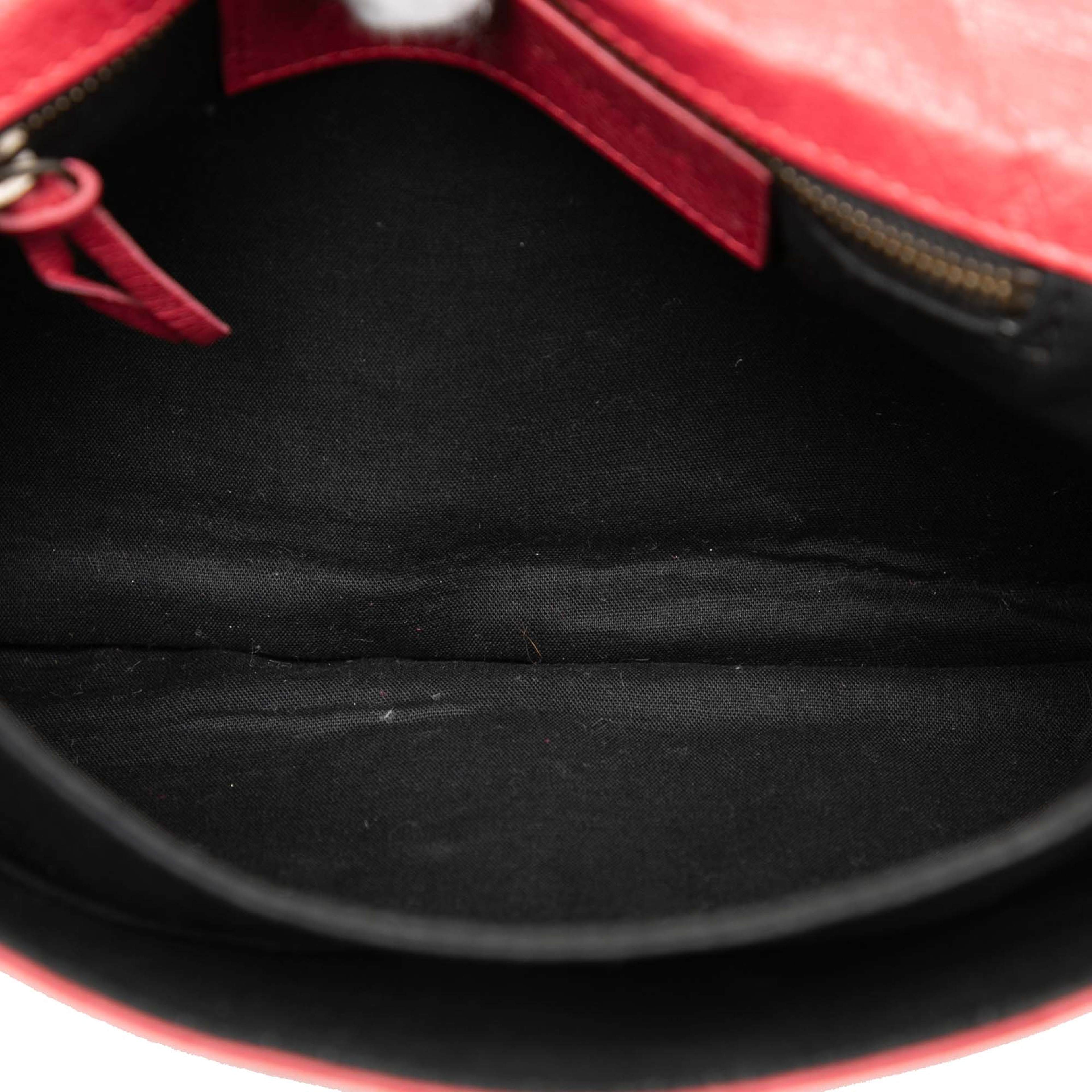 Balenciaga Lambskin Motocross Classic Envelope Clutch, från Luxclusif, i färgen red. Klicka för att öppna bilden i stort format