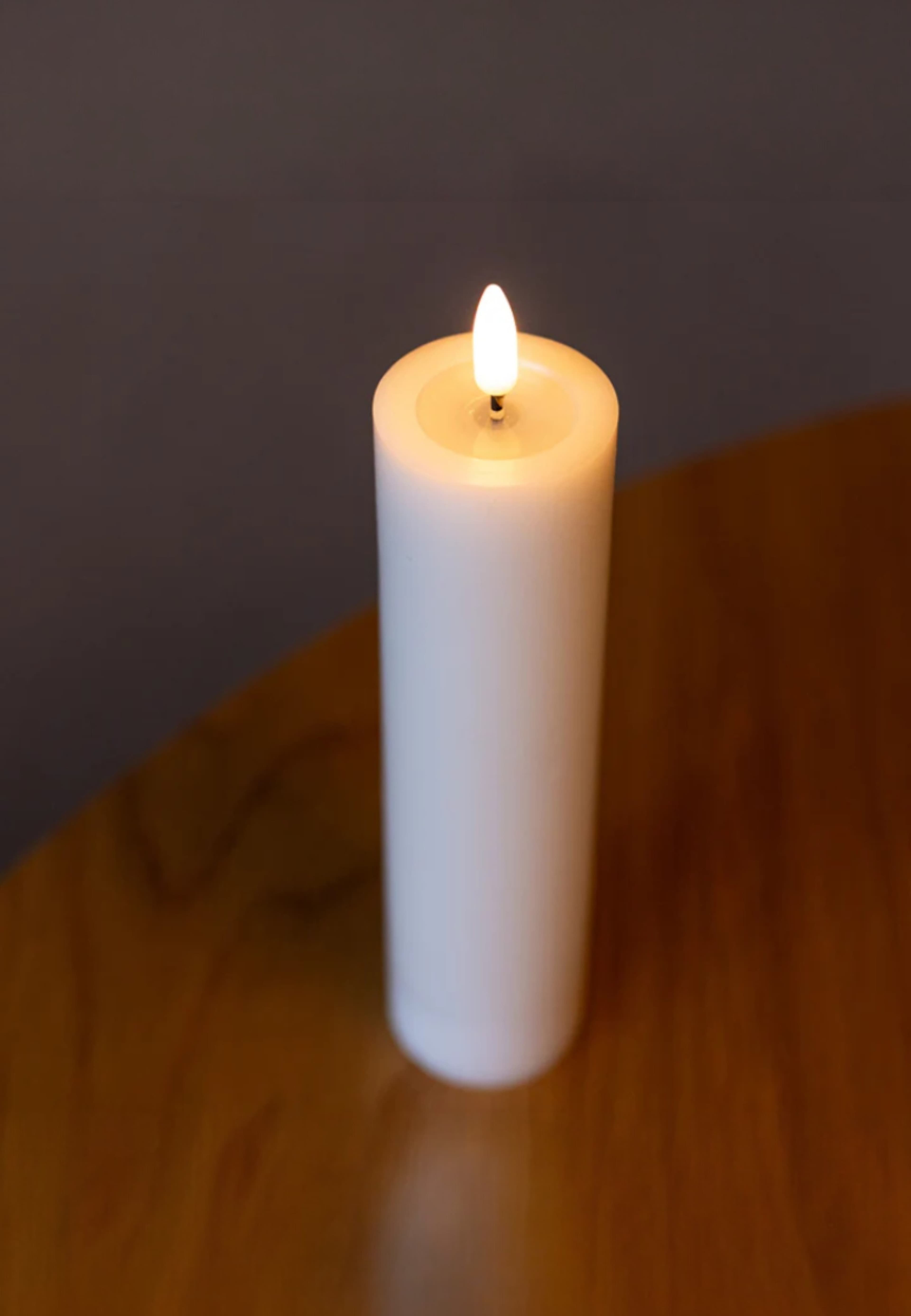 Sia Led-blockljus, Uppladdningsbart., från Led Nordic, i färgen vit. Klicka för att öppna bilden i stort format