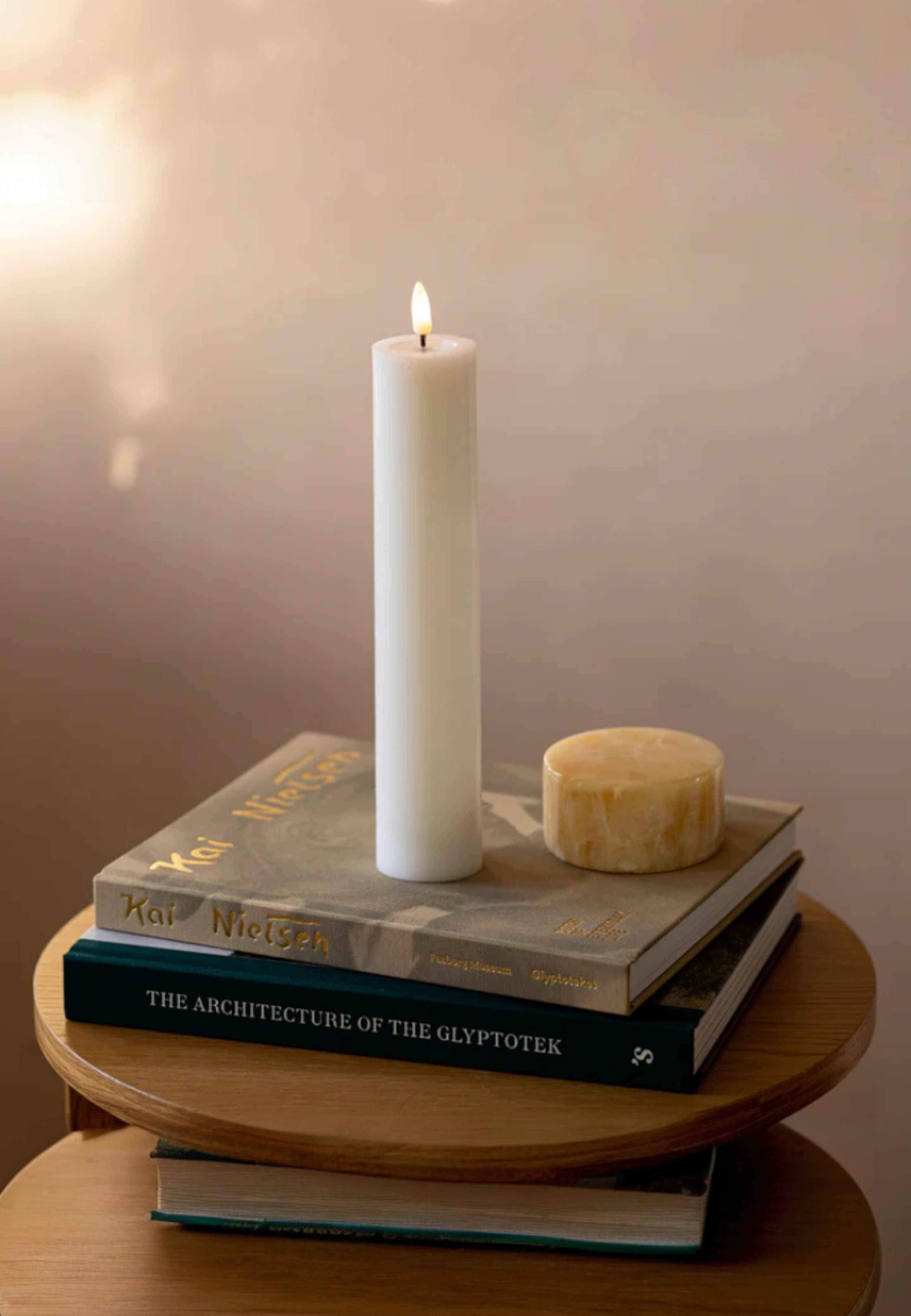 Sia Led-blockljus, Uppladdningsbart., från Led Nordic, i färgen vit. Klicka för att öppna bilden i stort format