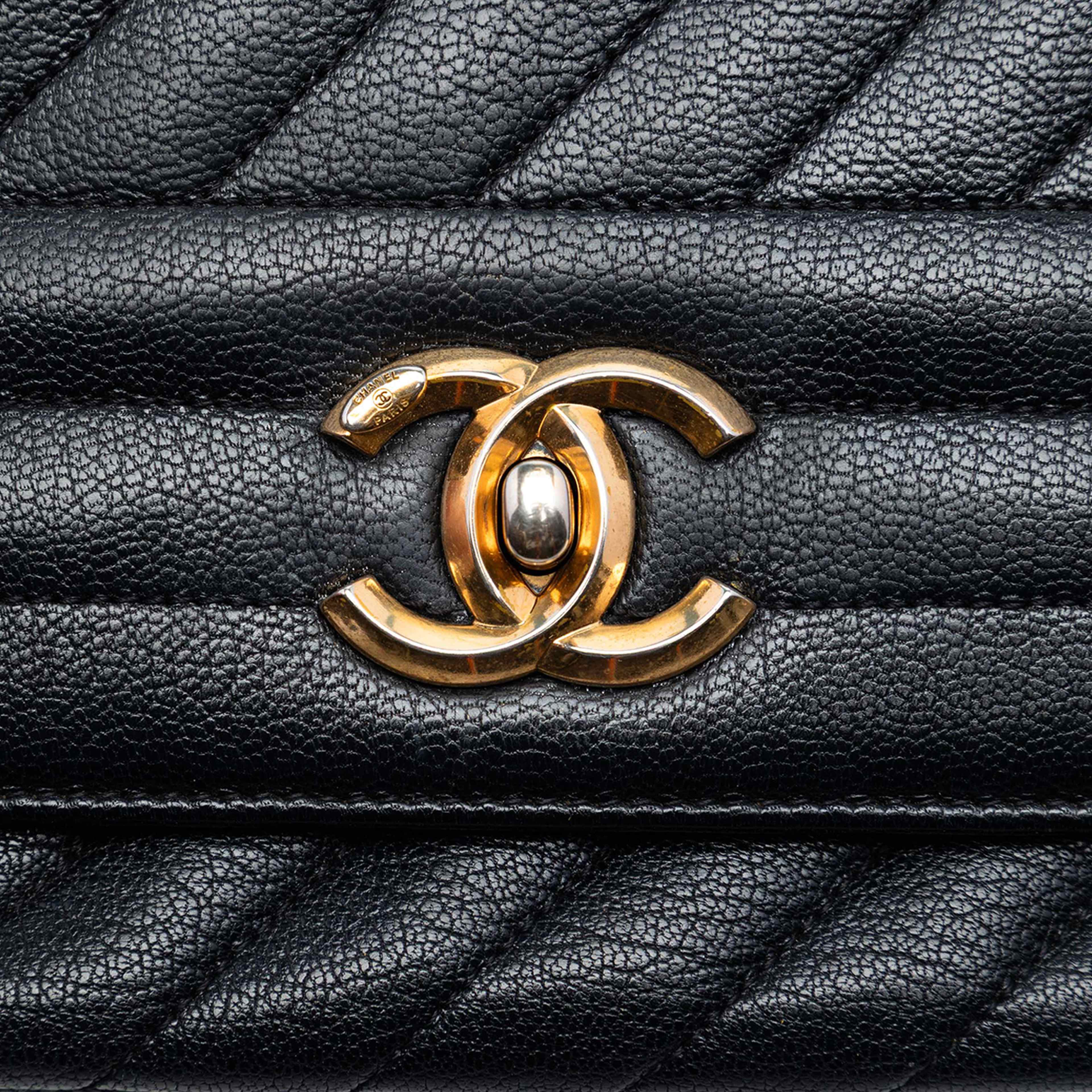 Chanel Small Cc Diagonal Quilted Goatskin Flap, från Luxclusif, i färgen black. Klicka för att öppna bilden i stort format
