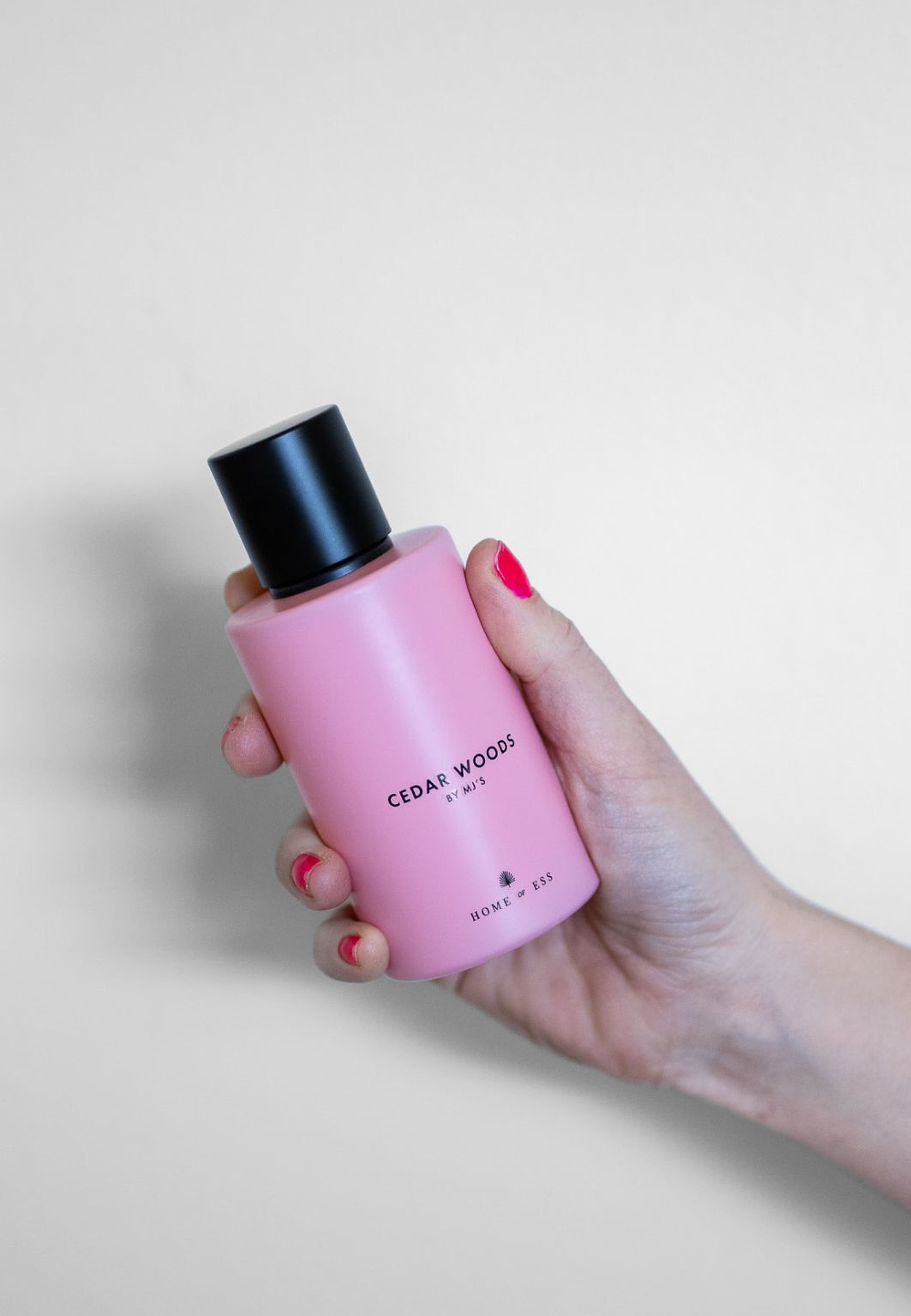 Cedar Woods By Mj’s - Rumspray, från Home of ESS, i färgen pink. Klicka för att öppna bilden i stort format