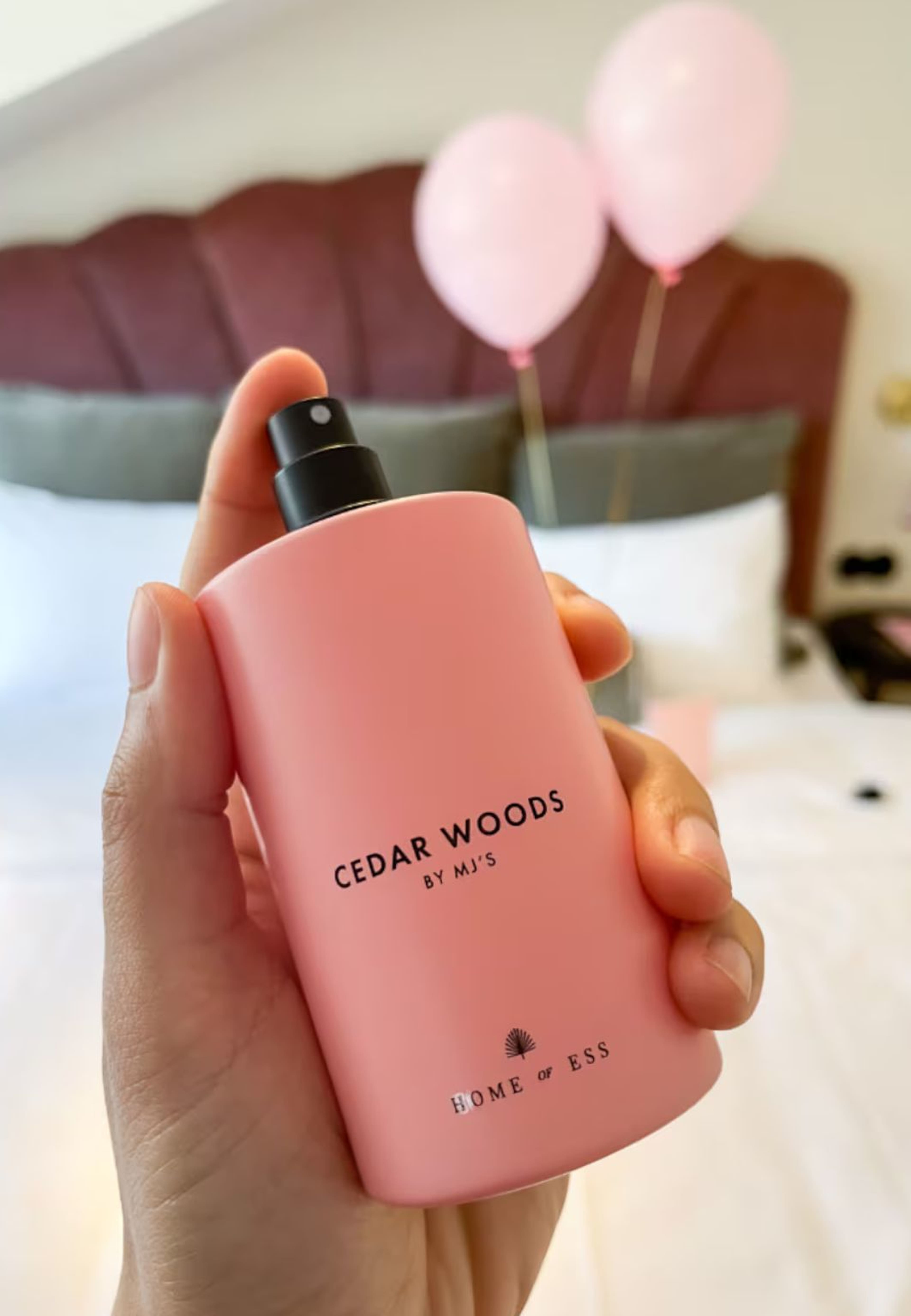 Cedar Woods By Mj’s - Rumspray, från Home of ESS, i färgen pink. Klicka för att öppna bilden i stort format