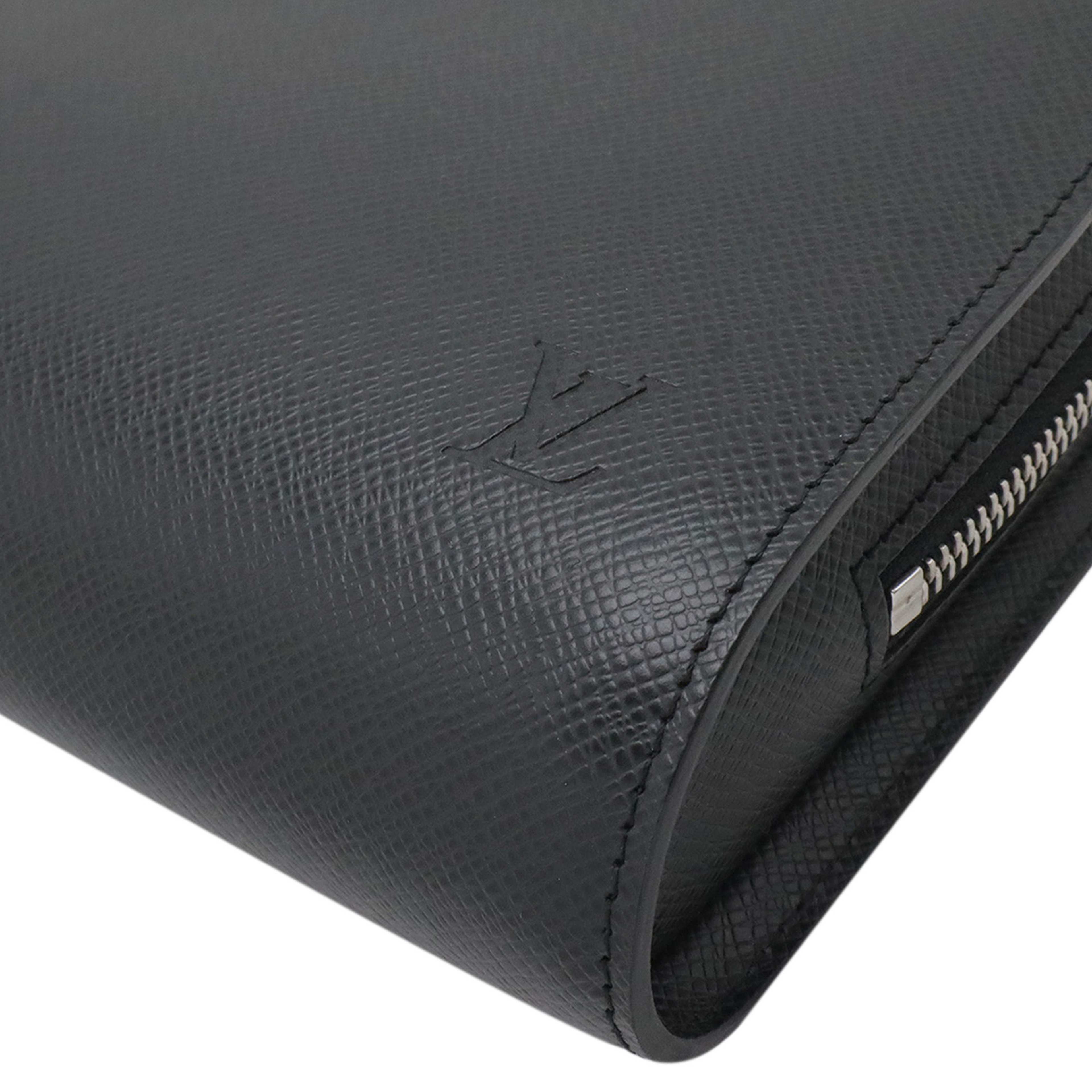 Louis Vuitton Taiga Pochette Baikal, från Luxclusif, i färgen svart. Klicka för att öppna bilden i stort format