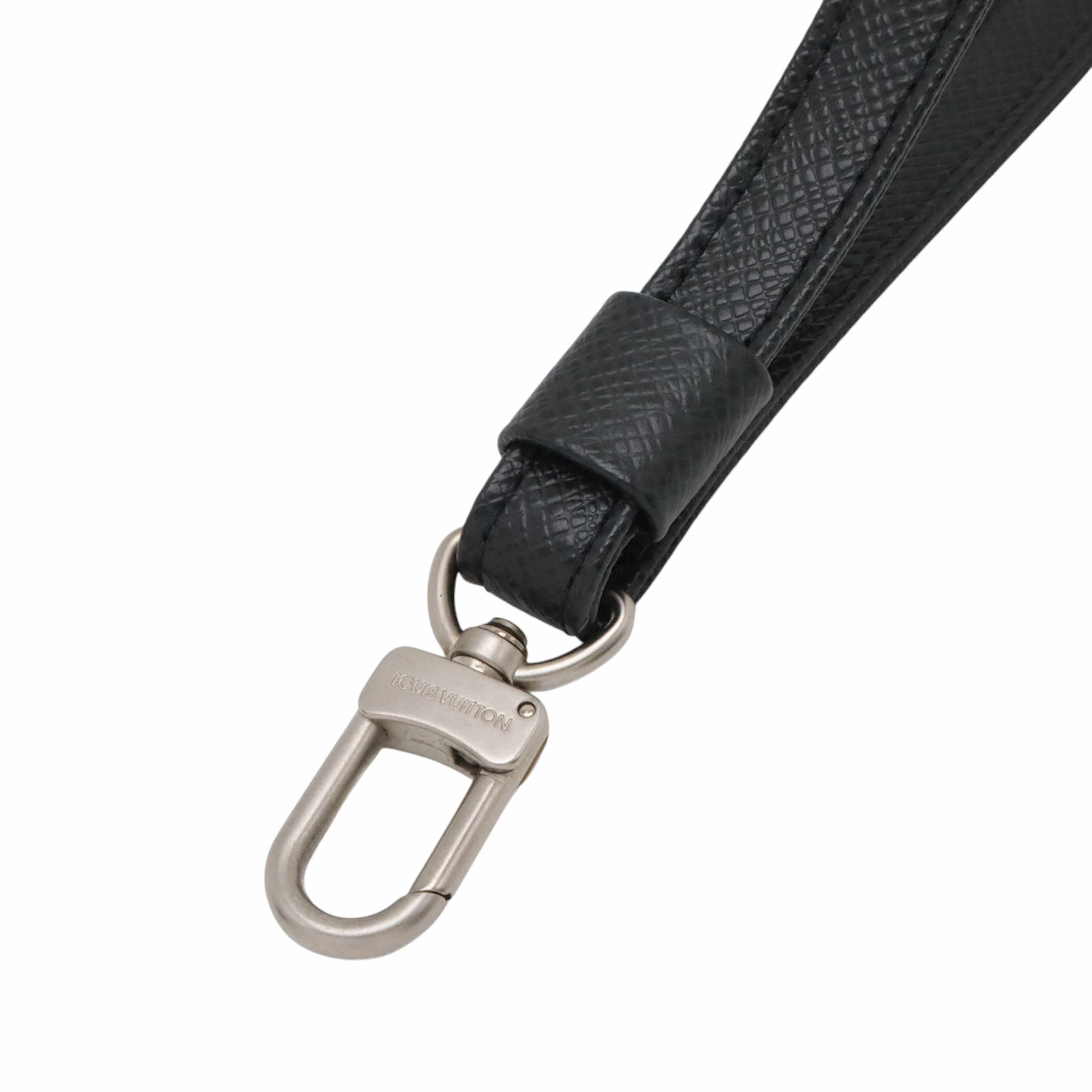 Louis Vuitton Taiga Pochette Baikal, från Luxclusif, i färgen svart. Klicka för att öppna bilden i stort format