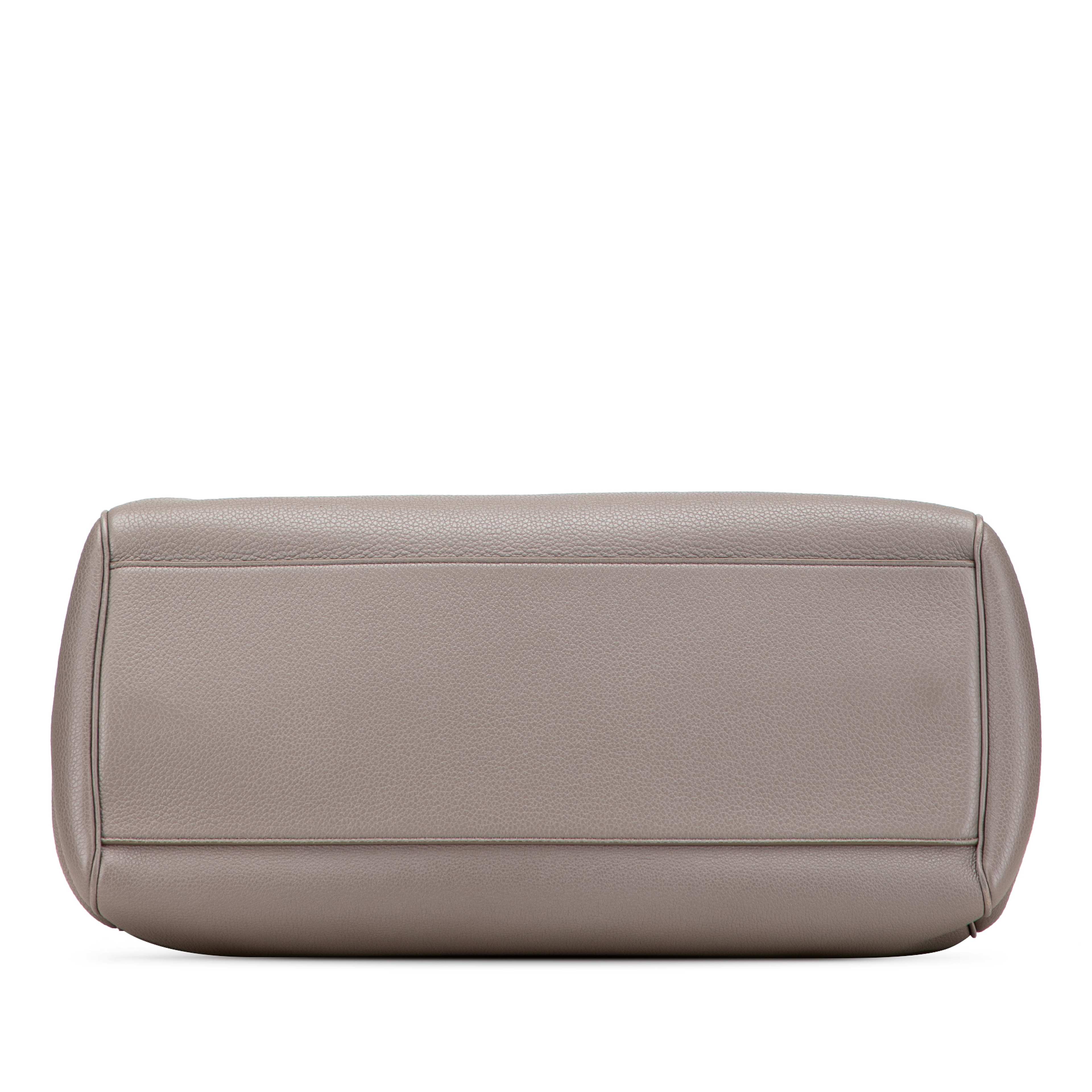 Celine Medium Leather Soft 16 Shoulder Bag, från Luxclusif, i färgen gray. Klicka för att öppna bilden i stort format