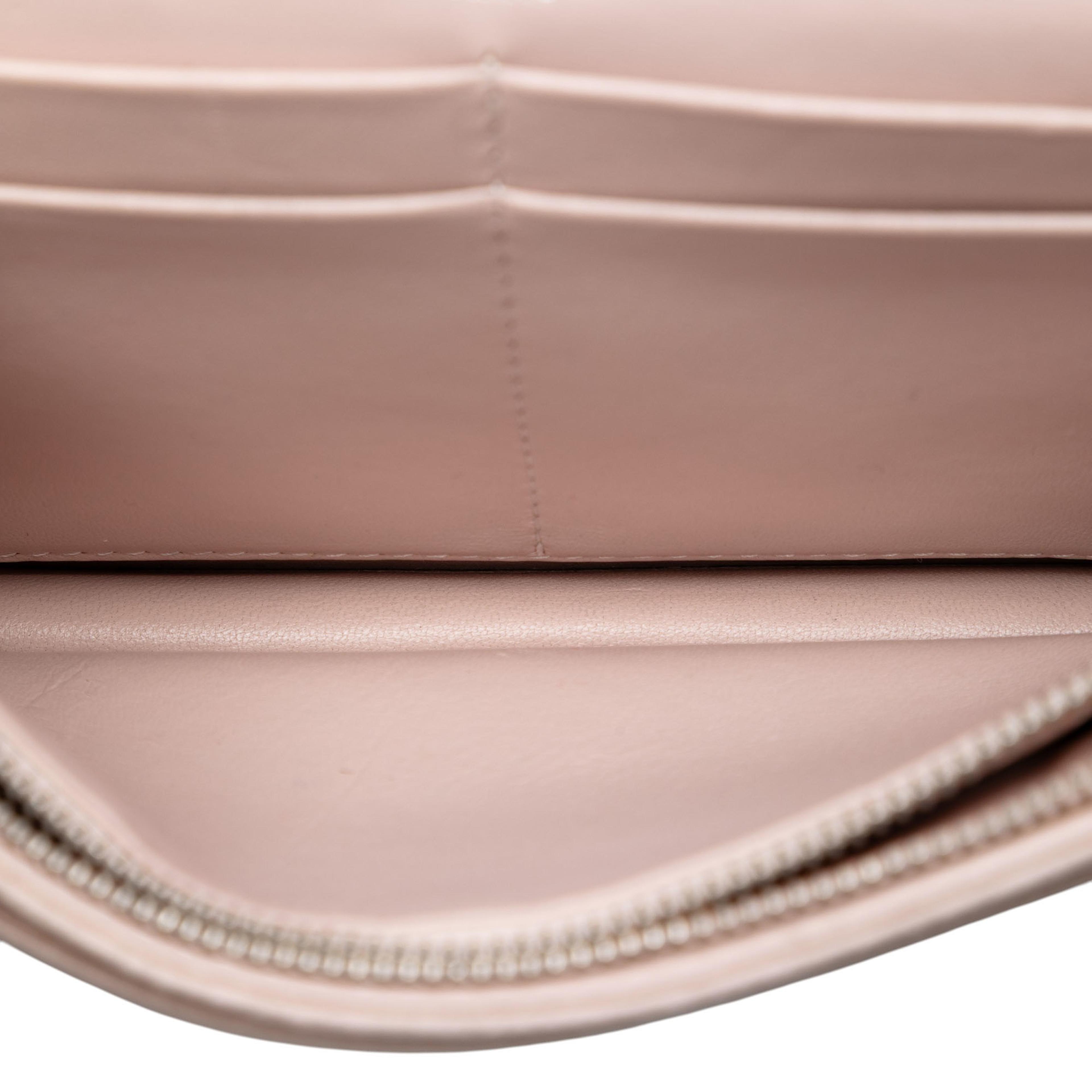 Dior Grained Calfskin Diorama Wallet On Chain, från Luxclusif, i färgen nude. Klicka för att öppna bilden i stort format