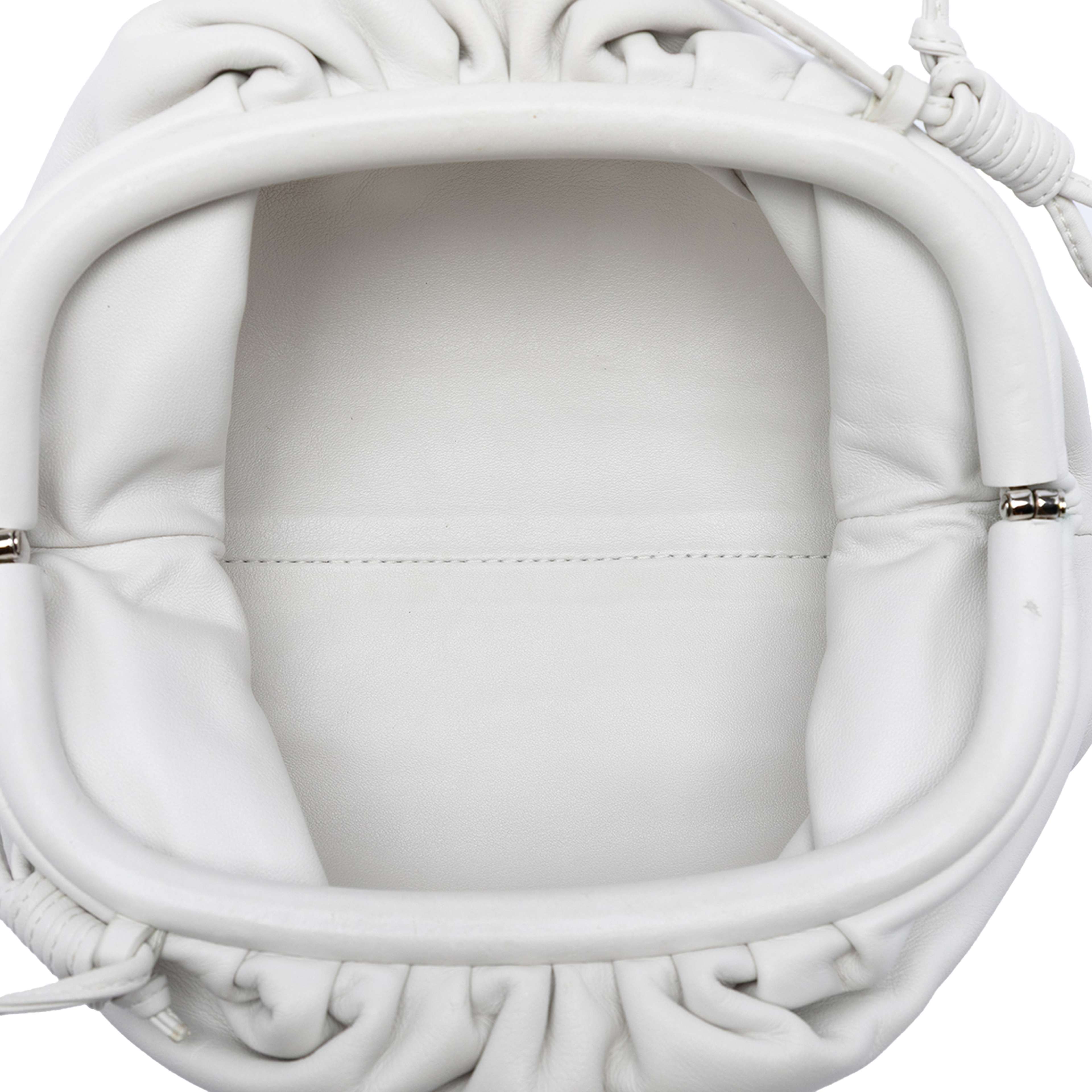 Bottega Veneta Lambskin The Mini Pouch Crossbody, från Luxclusif, i färgen white. Klicka för att öppna bilden i stort format
