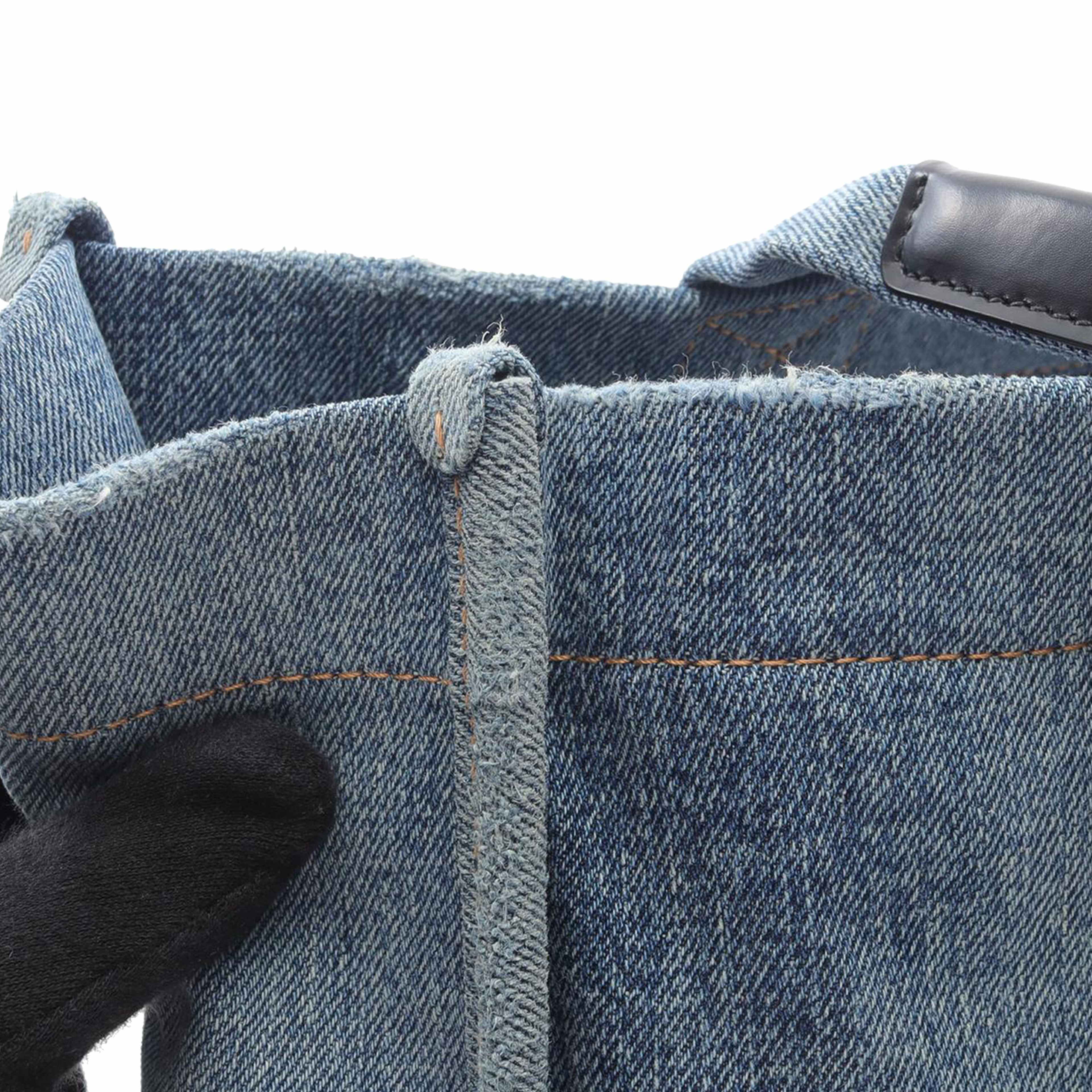 Balenciaga Medium Denim Hardware Tote, från Luxclusif, i färgen denim. Klicka för att öppna bilden i stort format