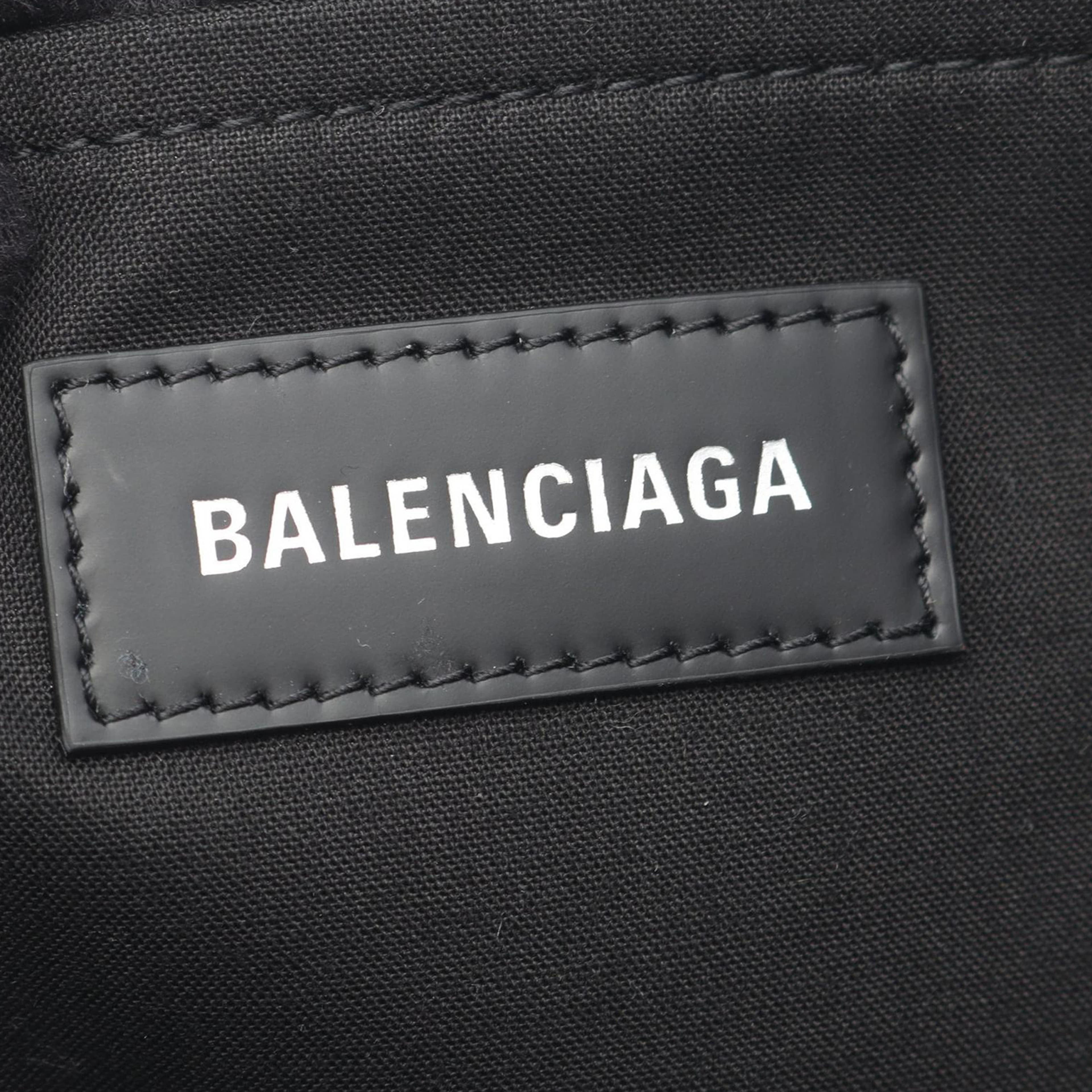 Balenciaga Medium Denim Hardware Tote, från Luxclusif, i färgen denim. Klicka för att öppna bilden i stort format