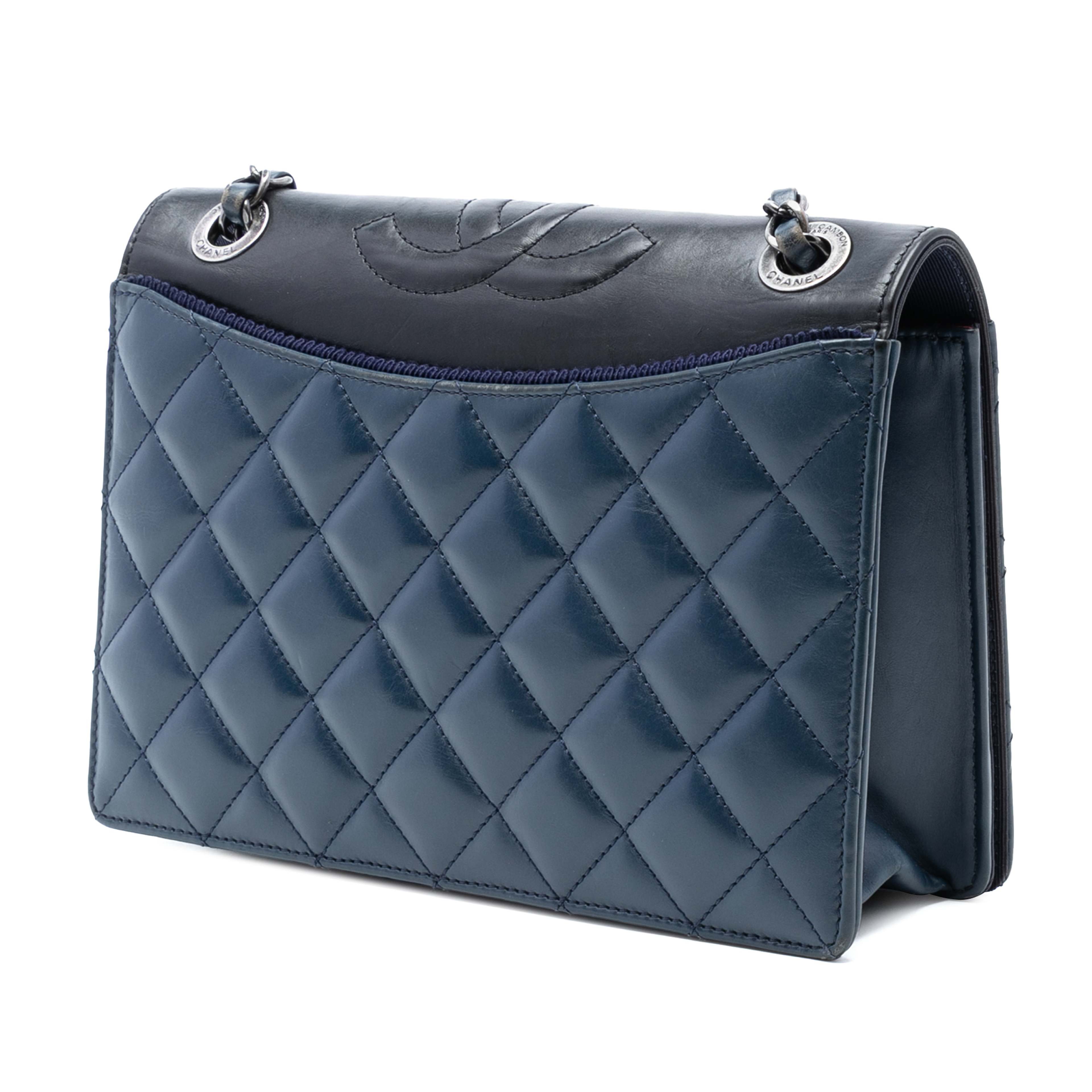 Chanel Medium Quilted Lambskin Ballerine Flap, från Luxclusif, i färgen navy. Klicka för att öppna bilden i stort format