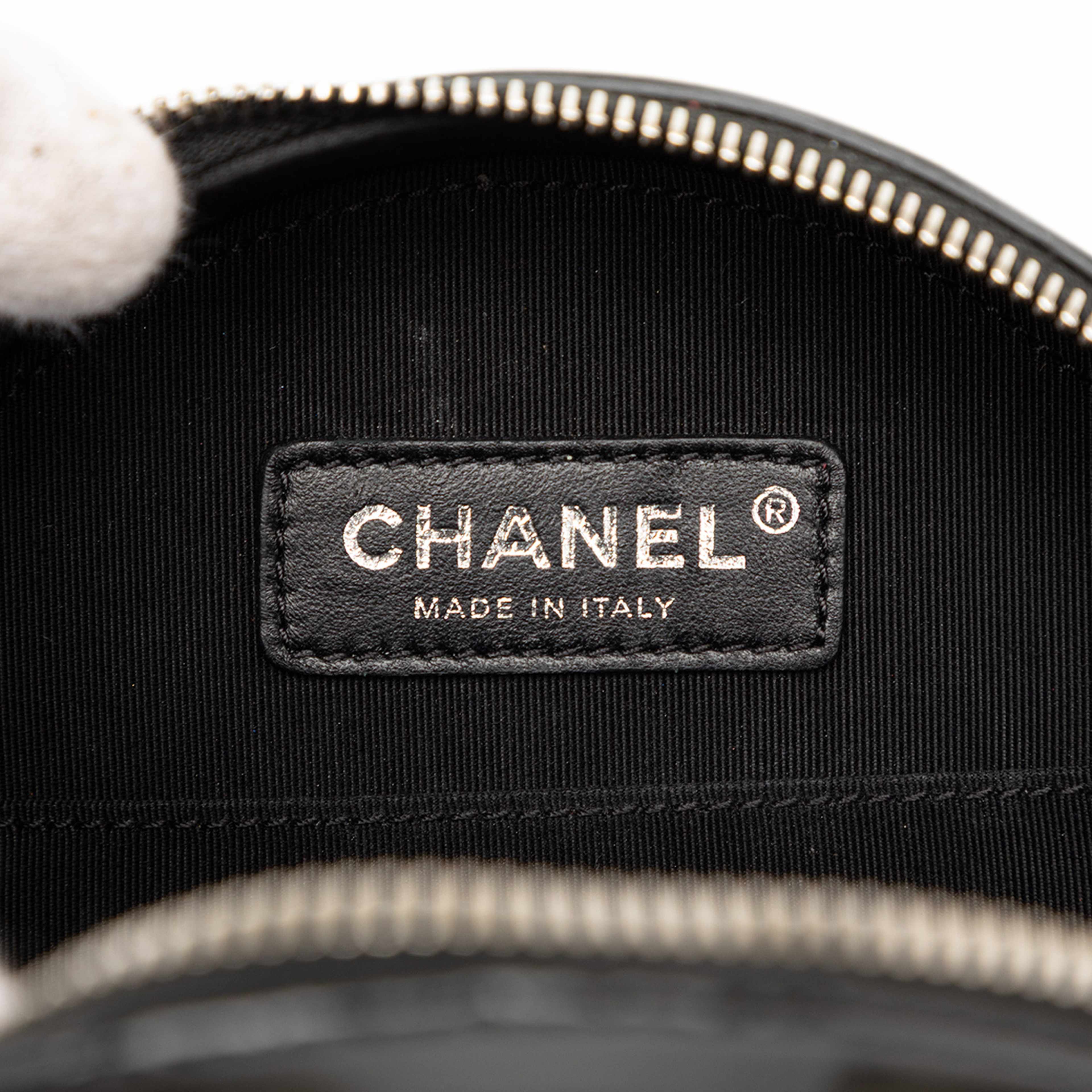 Chanel Patent Round As Earth Bag, från Luxclusif, i färgen black. Klicka för att öppna bilden i stort format