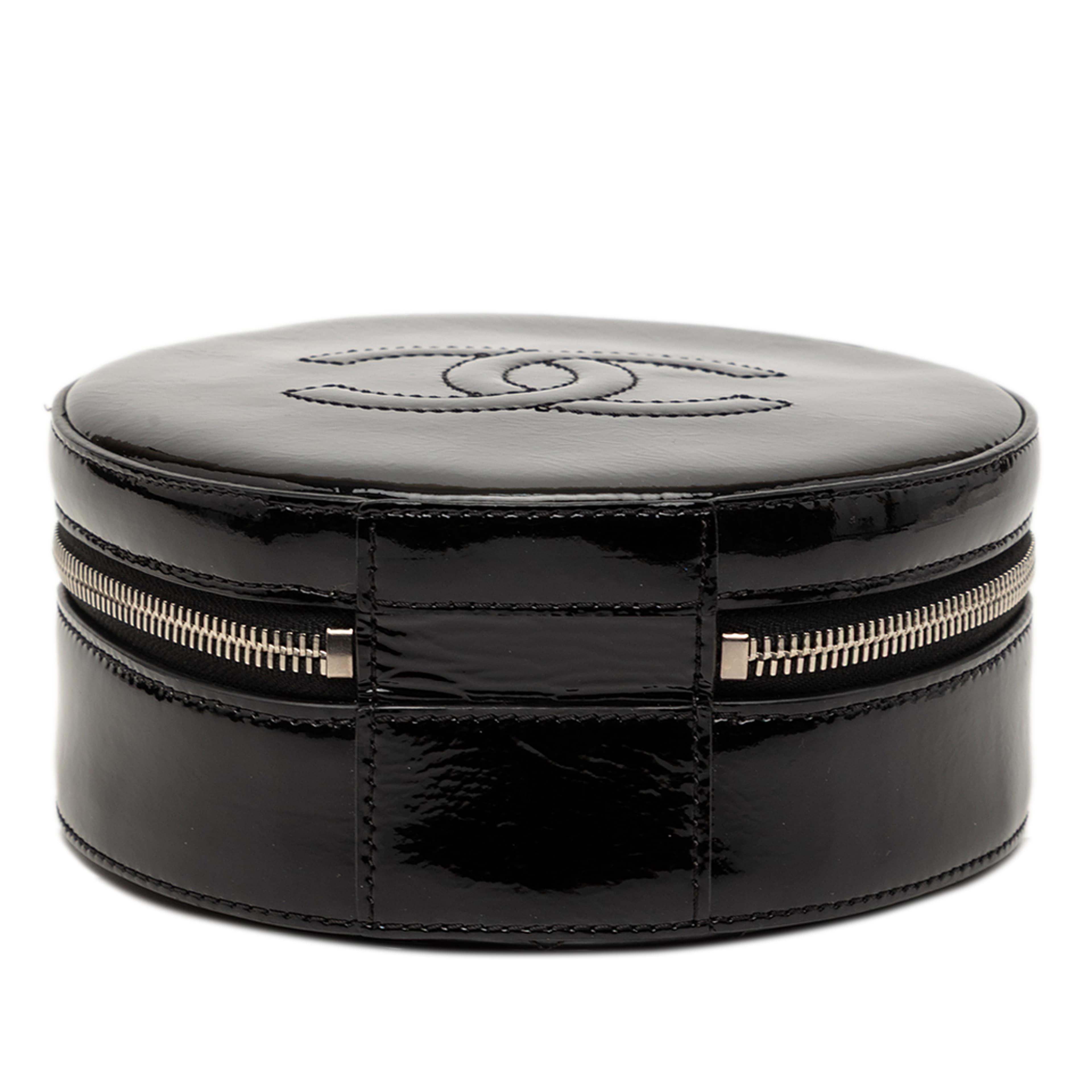 Chanel Patent Round As Earth Bag, från Luxclusif, i färgen black. Klicka för att öppna bilden i stort format