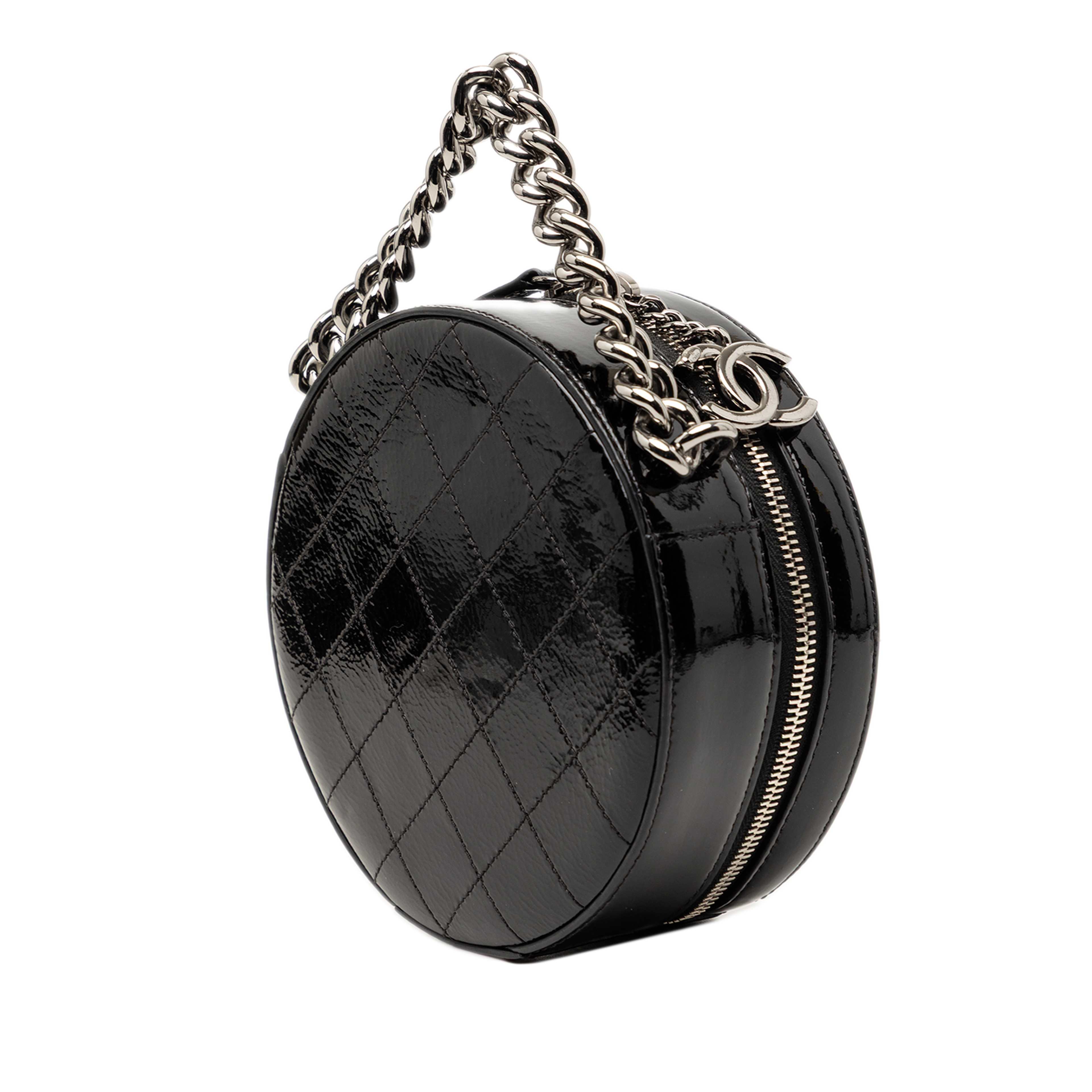 Chanel Patent Round As Earth Bag, från Luxclusif, i färgen svart. Klicka för att öppna bilden i stort format