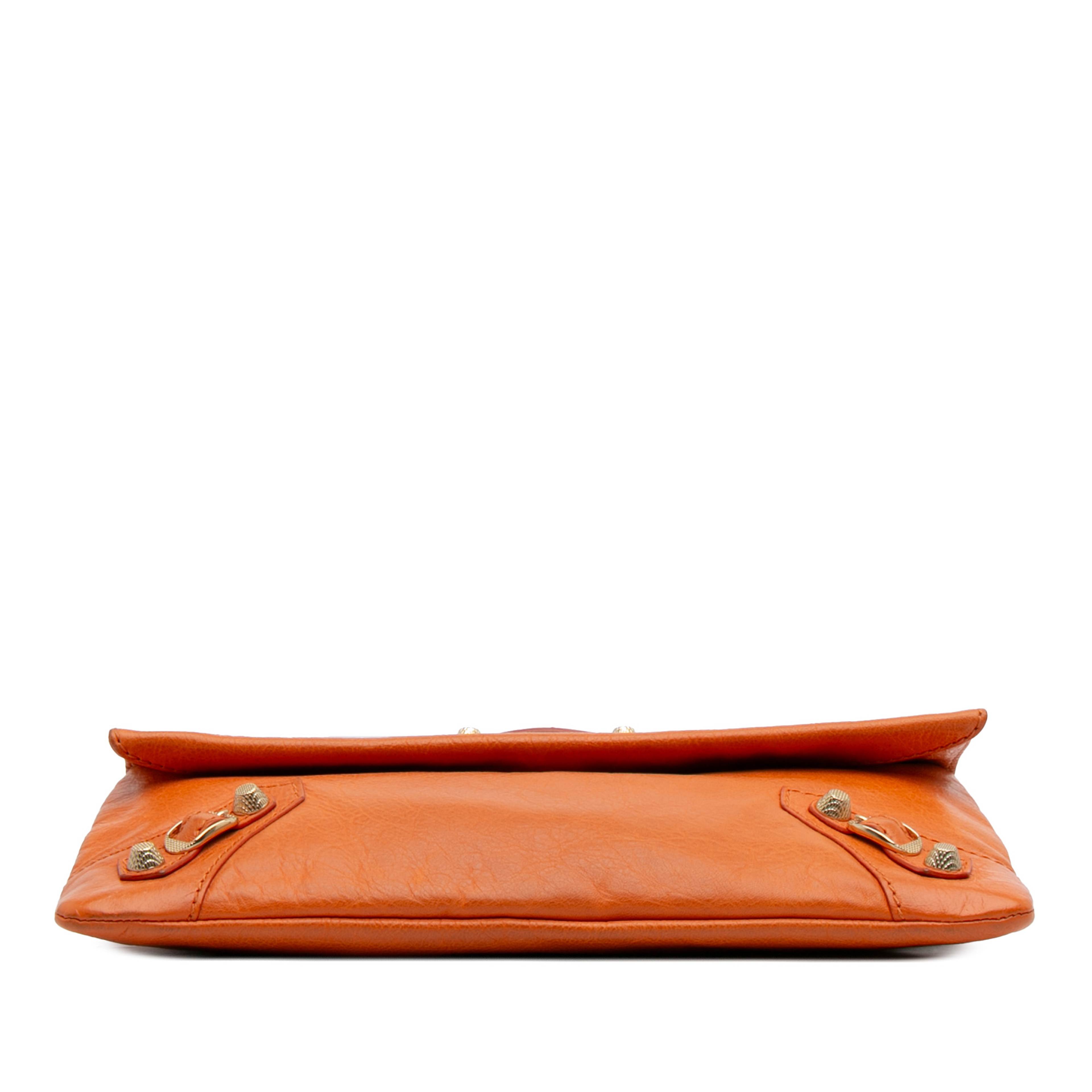 Balenciaga Lambskin Motocross Giant 12 Envelope Clutch, från Luxclusif, i färgen orange. Klicka för att öppna bilden i stort format