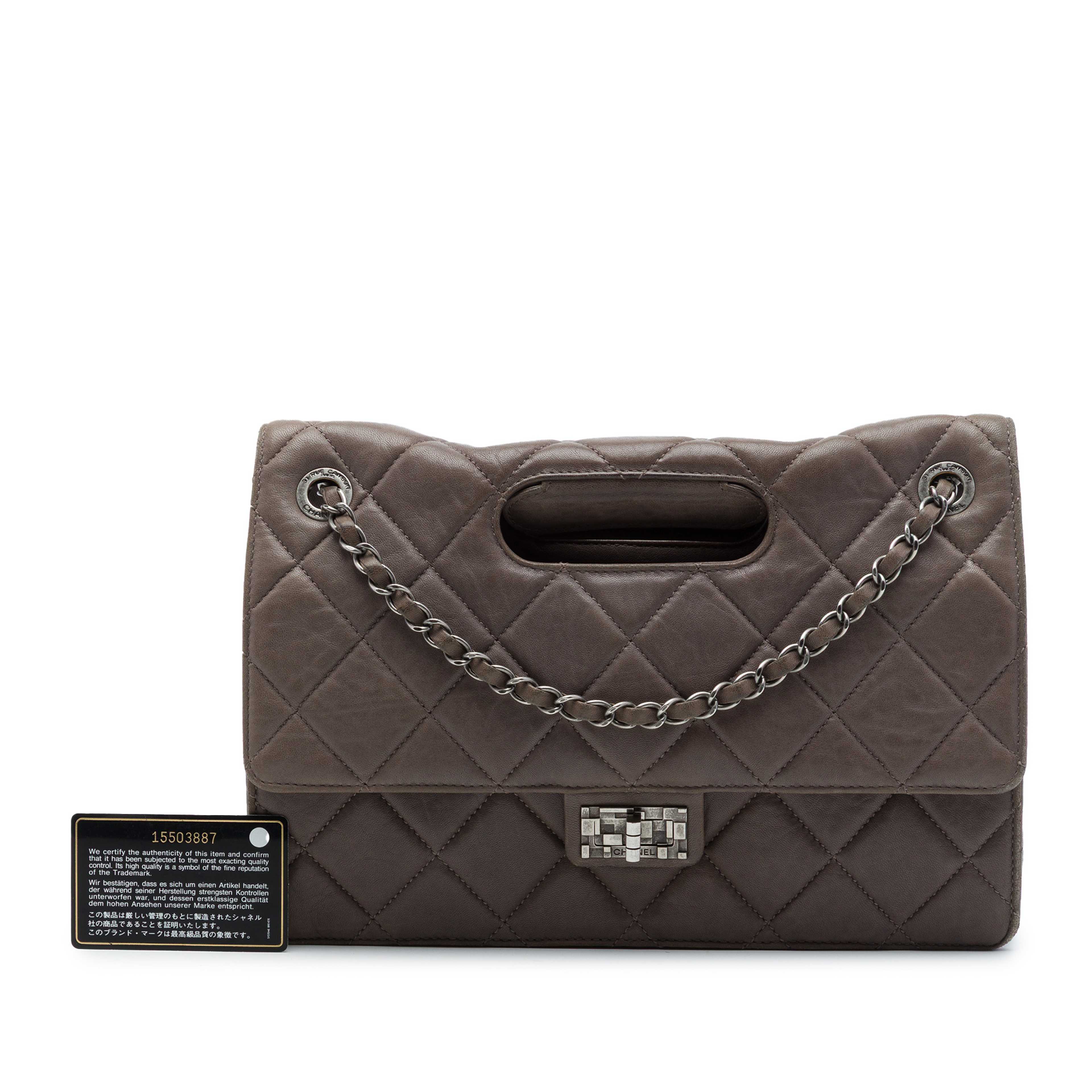 Chanel Paris Byzance Jumbo Washed Lambskin Take Away Flap, från Luxclusif, i färgen brun. Klicka för att öppna bilden i stort format